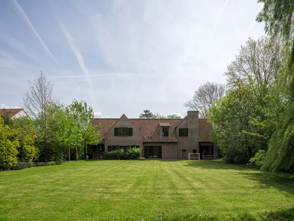 Bijzonder ruime en vrijstaande villa gelegen op een gunstig perceel van ca. 9.700&nbsp;m² in Kruisem foto {{pictureIndex}}