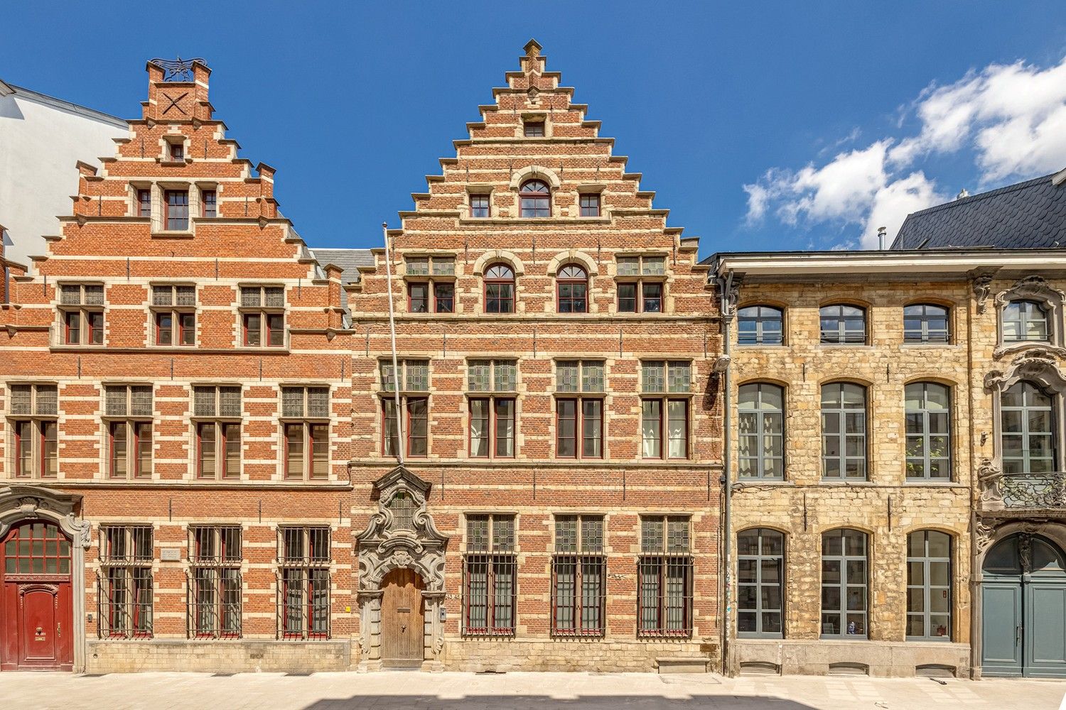 Unieke en energiezuinige stadsvilla (224m²) met fantastisch zonneterras in het hart van historisch Antwerpen – luxe, rust en boordevol karakter! foto 3
