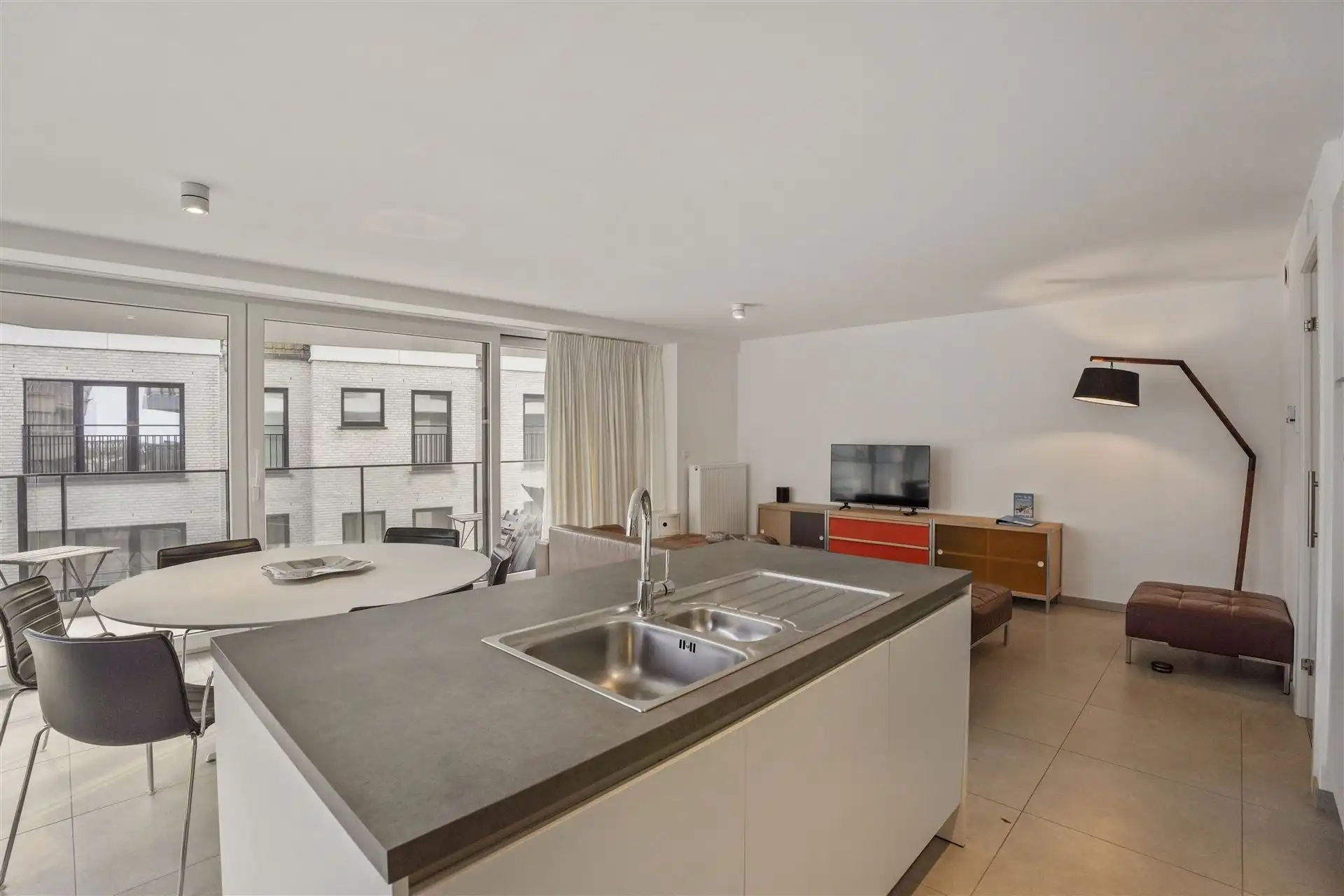 INSTAPKLAAR / RECENT GEBOUW  foto 15