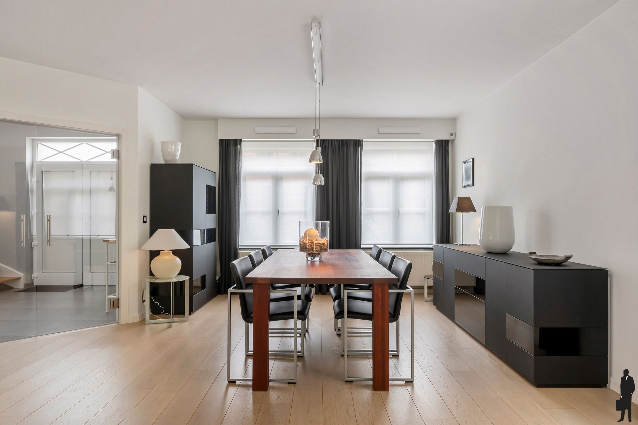 Verrassend instapklare ruime woning op centrale locatie te Brasschaat! foto 3