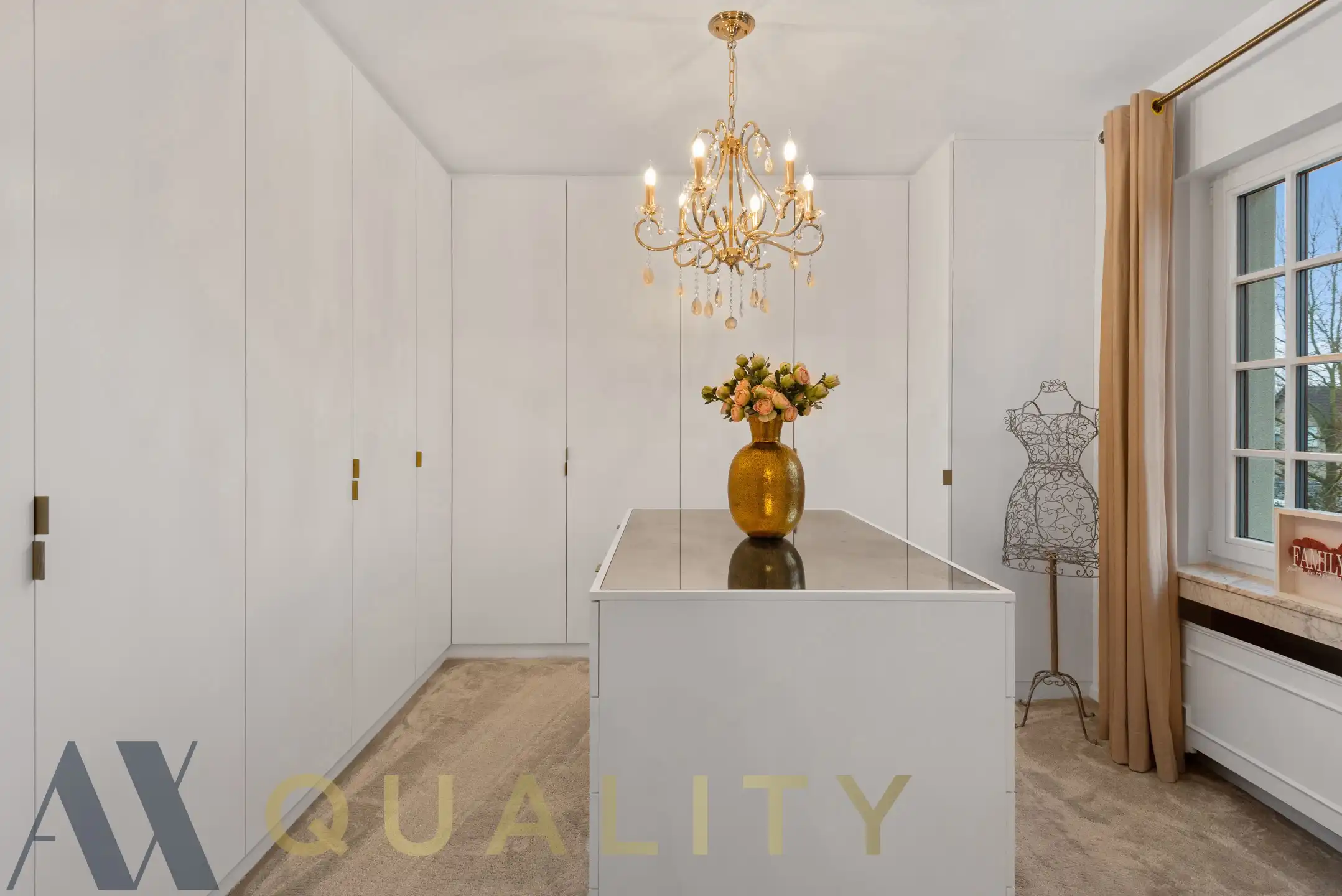 Unieke volledig gerenoveerde Villa met 5 slaapkamers, 2 badkamers, garage, groot terras, ruime tuin, zwembad, fitnessruimte en oprit op een terrein van 16 are 80 ca foto 23