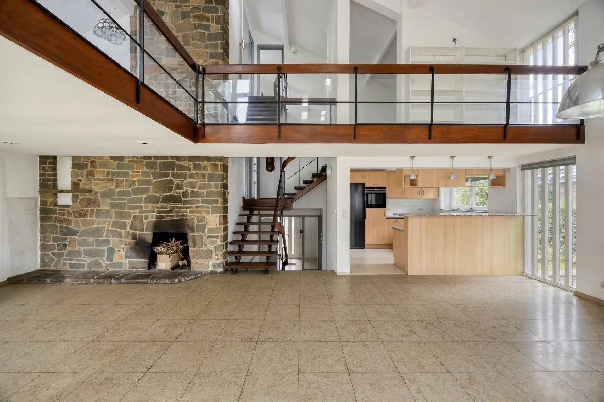Ruime villa te moderniseren op rustige locatie foto 9
