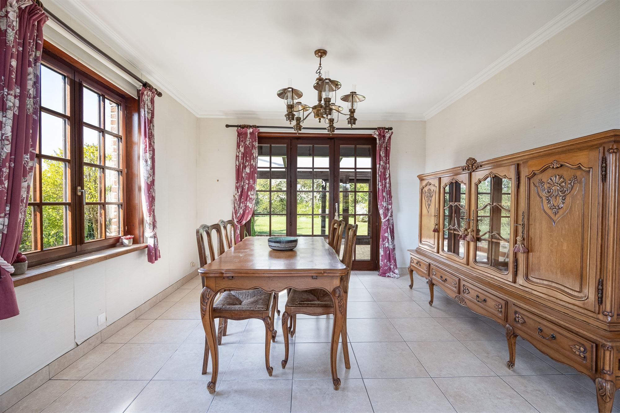 Open bebouwing met drie slaapkamers en grote tuin foto 8