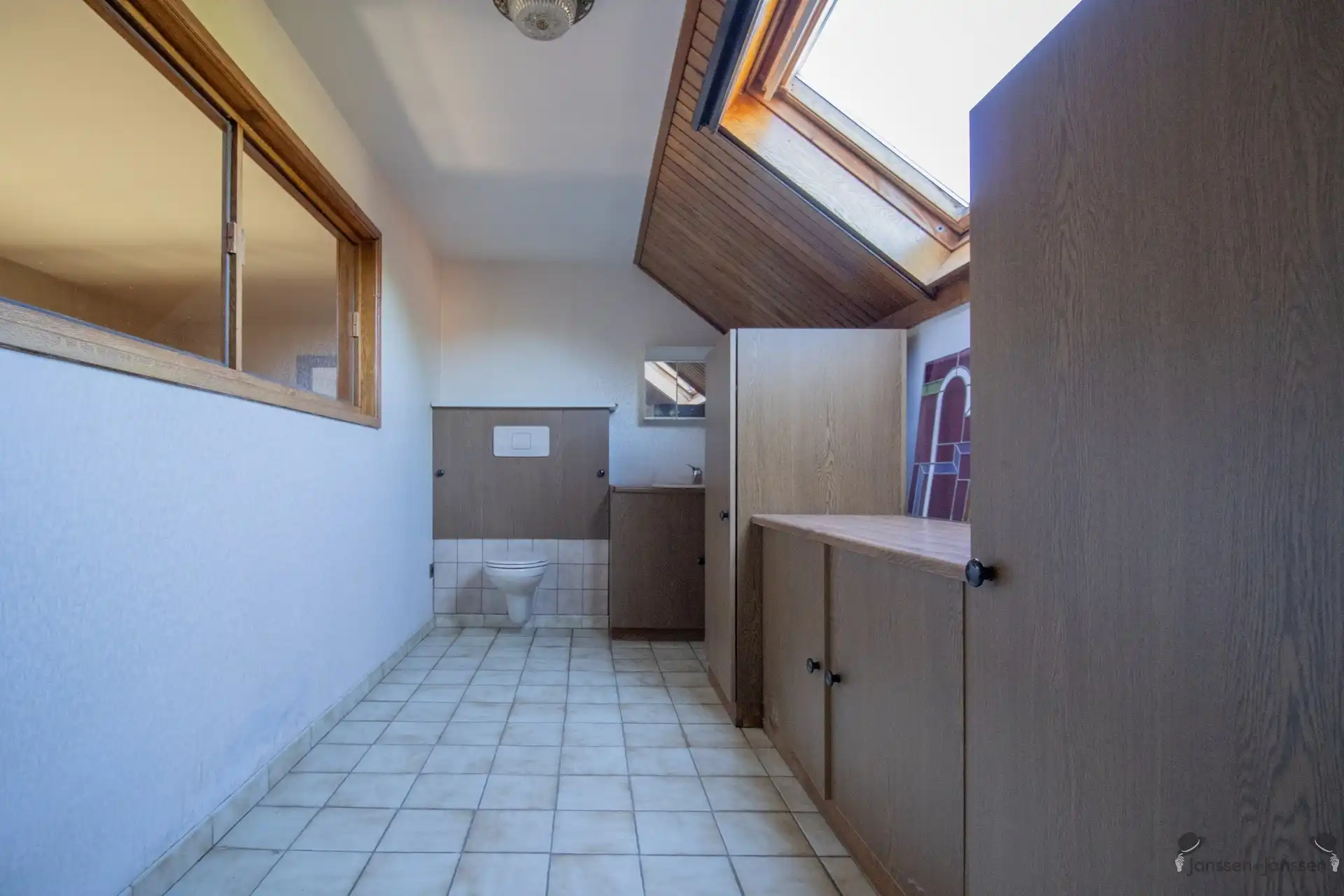 Ruime op te frissen woning met 4 slaapkamers en ruime garage op 1.276 m² foto 17