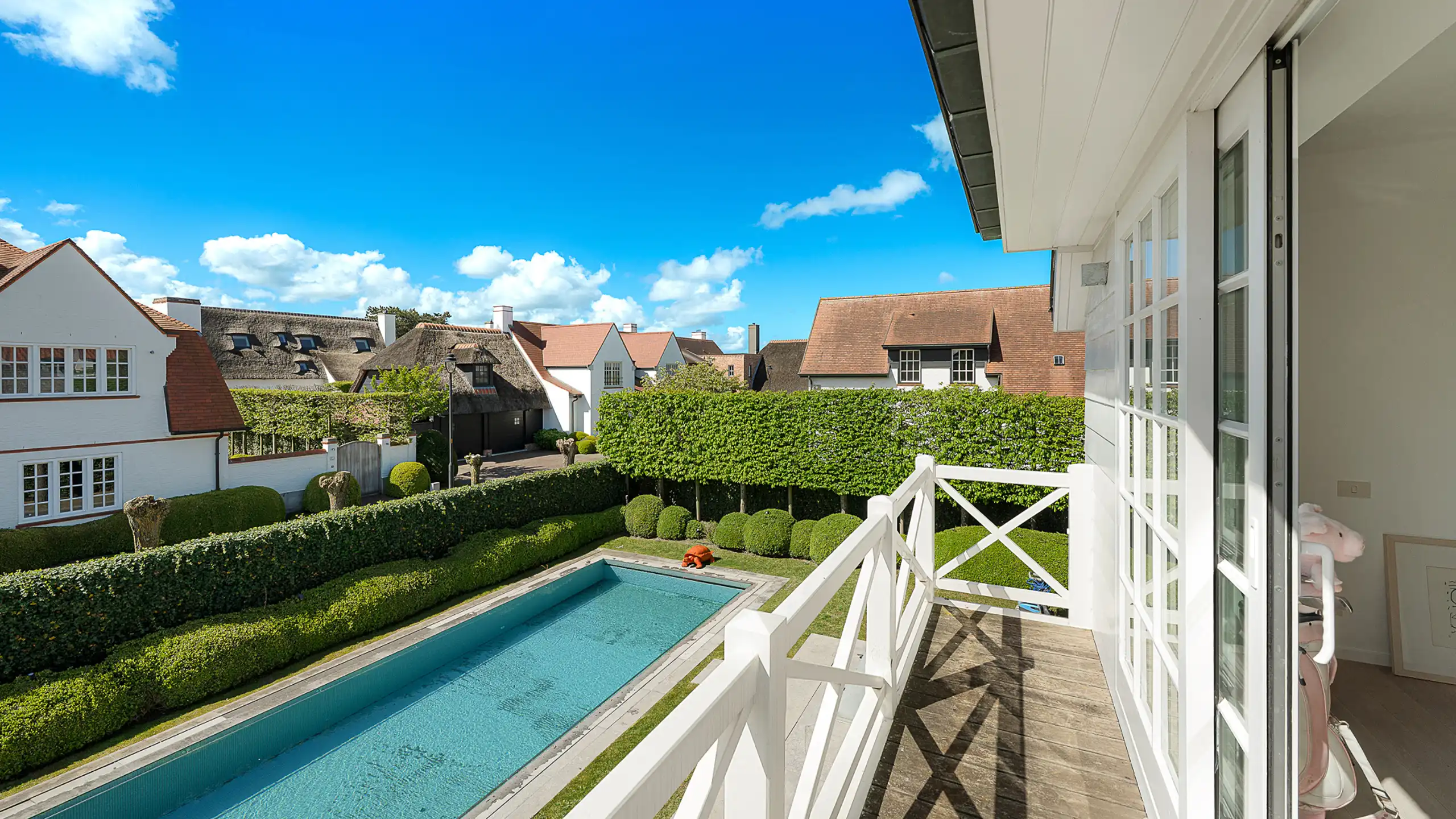 Exclusieve villa met zwembad op een residentiële topligging foto 28