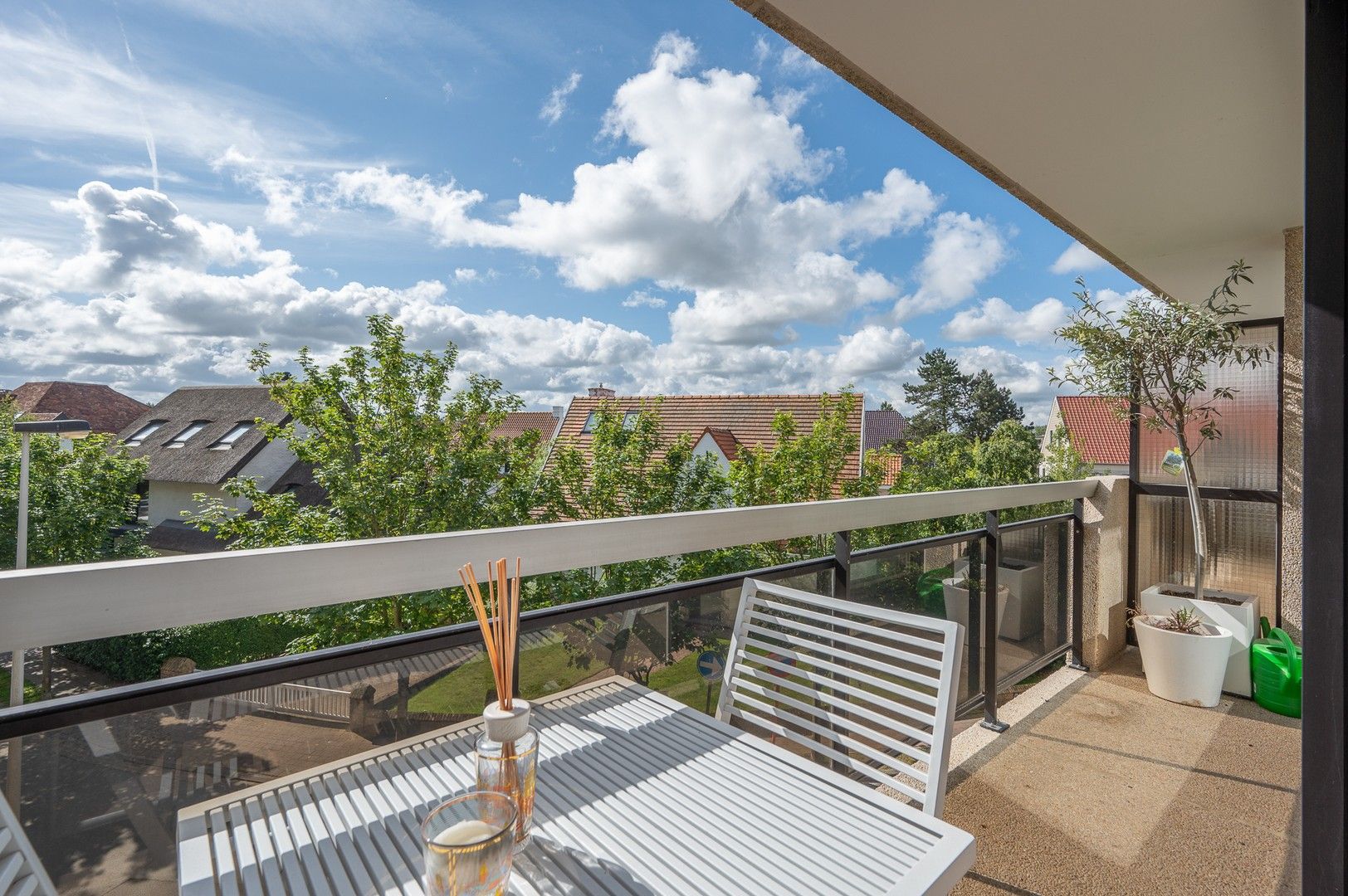 Zonnig appartement met terras genietend van prachtig open zicht op de villa's van Knokke. foto 3