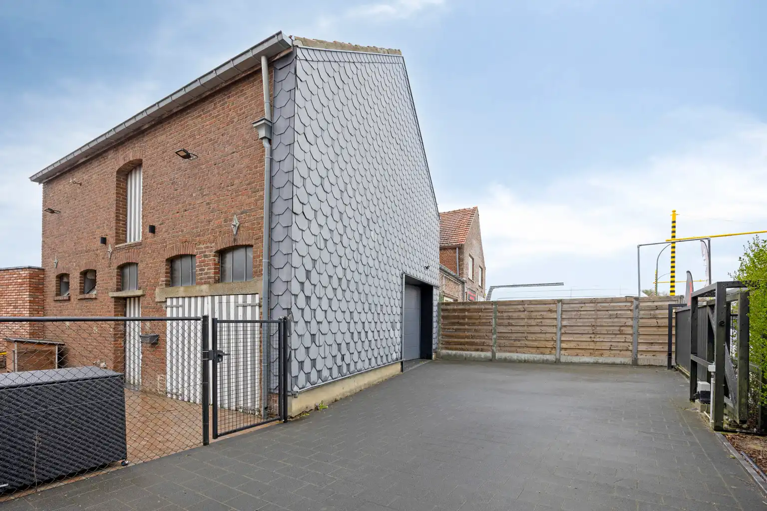 INSTAPKLARE WONING MET BIJGEBOUW EN RUIME GARAGE/LOODS  foto 27