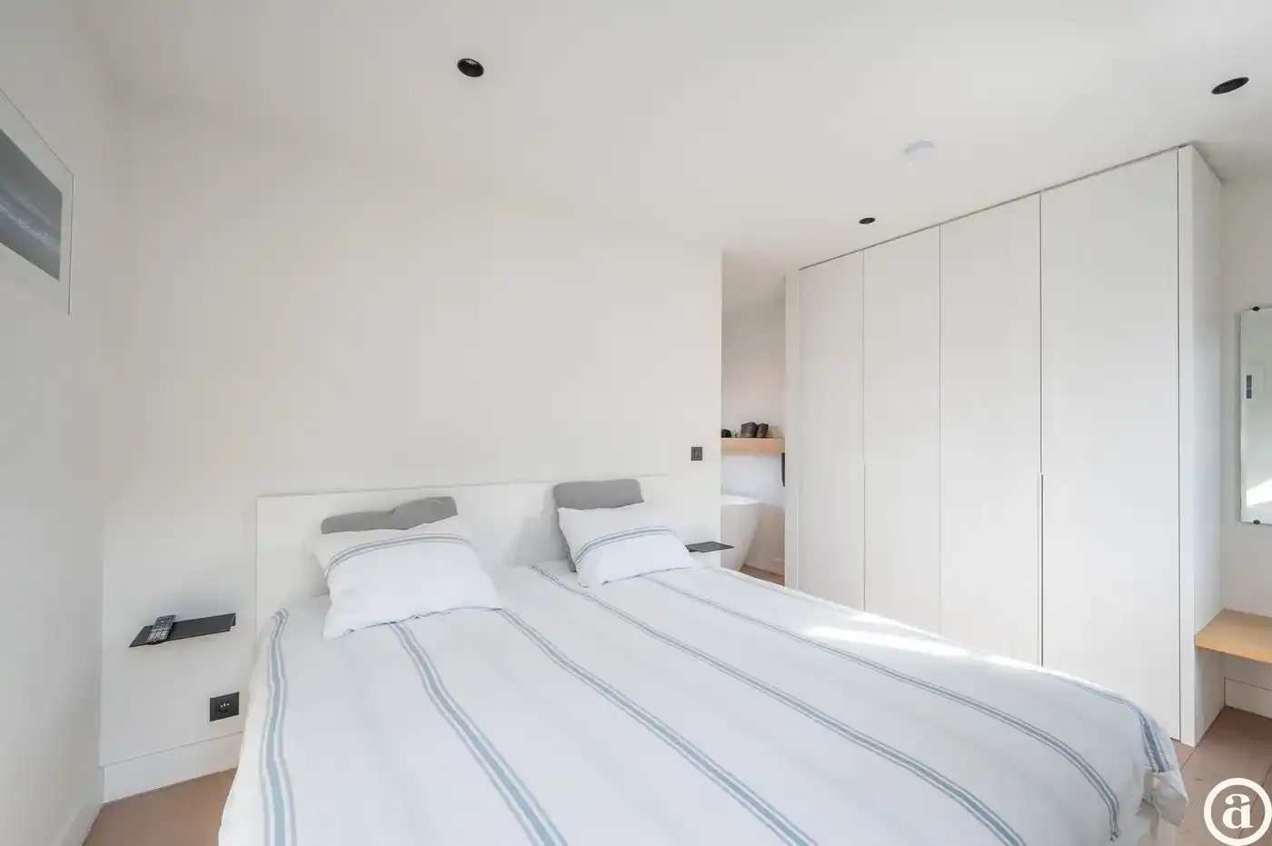 Ruime, recente hoekwoning gelegen vlakbij de groentenmarkt   foto 9