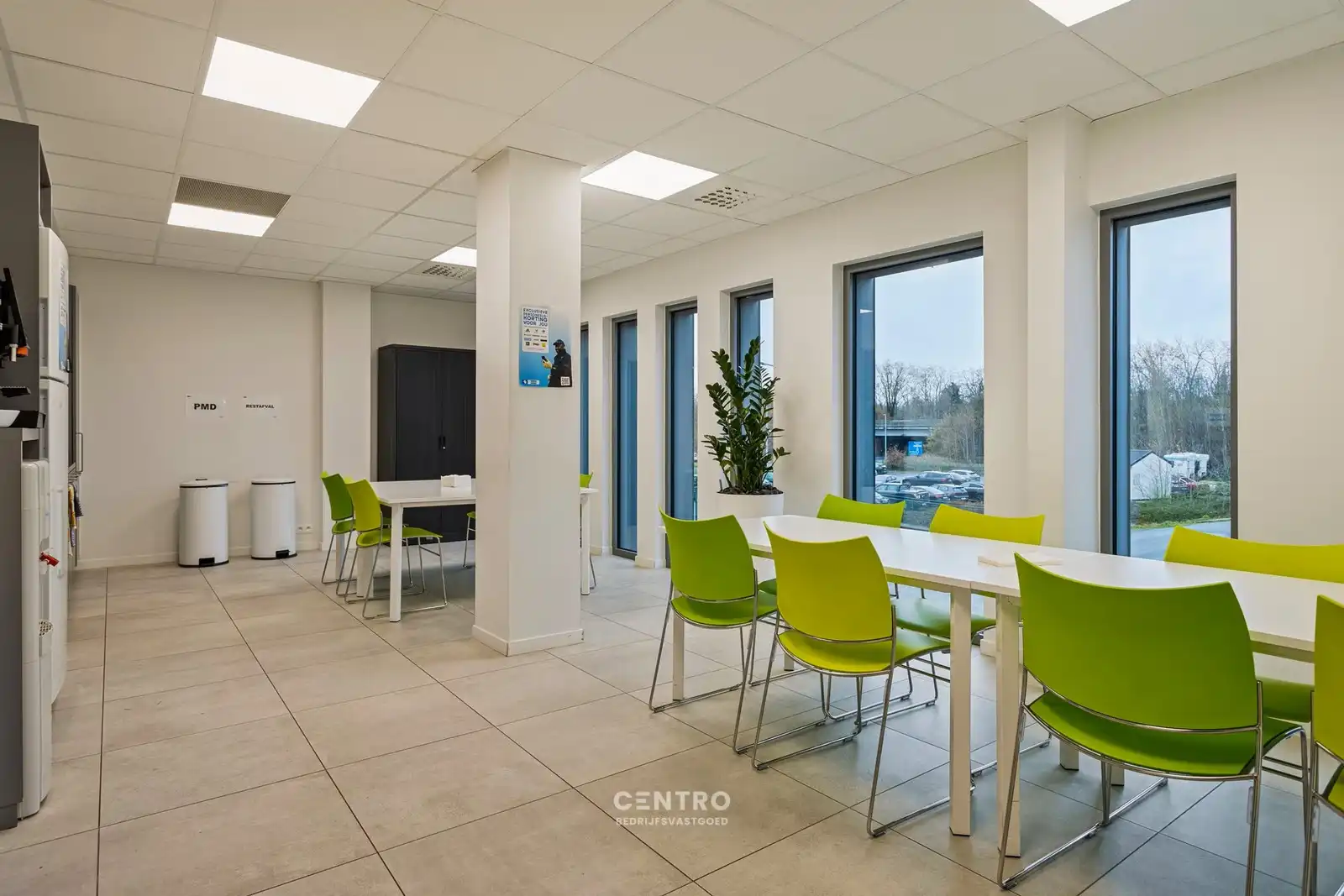 VERNIEUWDE en INSTAPKLARE KANTOORRUIMTEN (259m² en 337m²) op een UITSTEKENDE LOCATIE langs de AUTOSNELWEG te Loppem (Brugge-Zedelgem)! foto 12