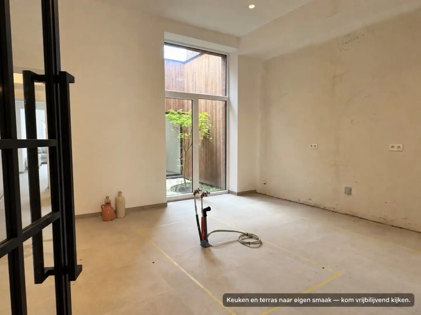 Grote vernieuwde woning met 4 kamers, uitweg en veel ruimte foto 8