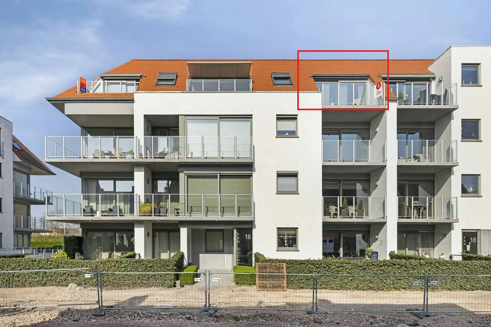 Lichtrijk appartement met 2 slaapkamers en twee terrassen. foto {{pictureIndex}}