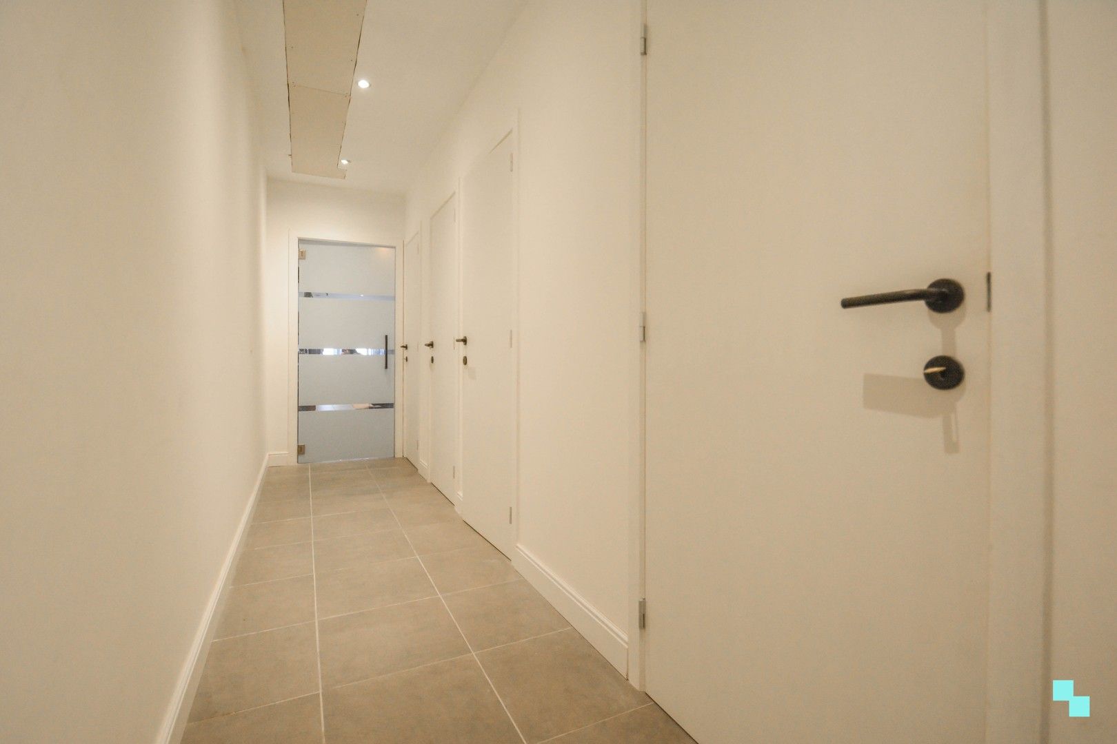 Gesloten bebouwing in hartje Izegem foto 3