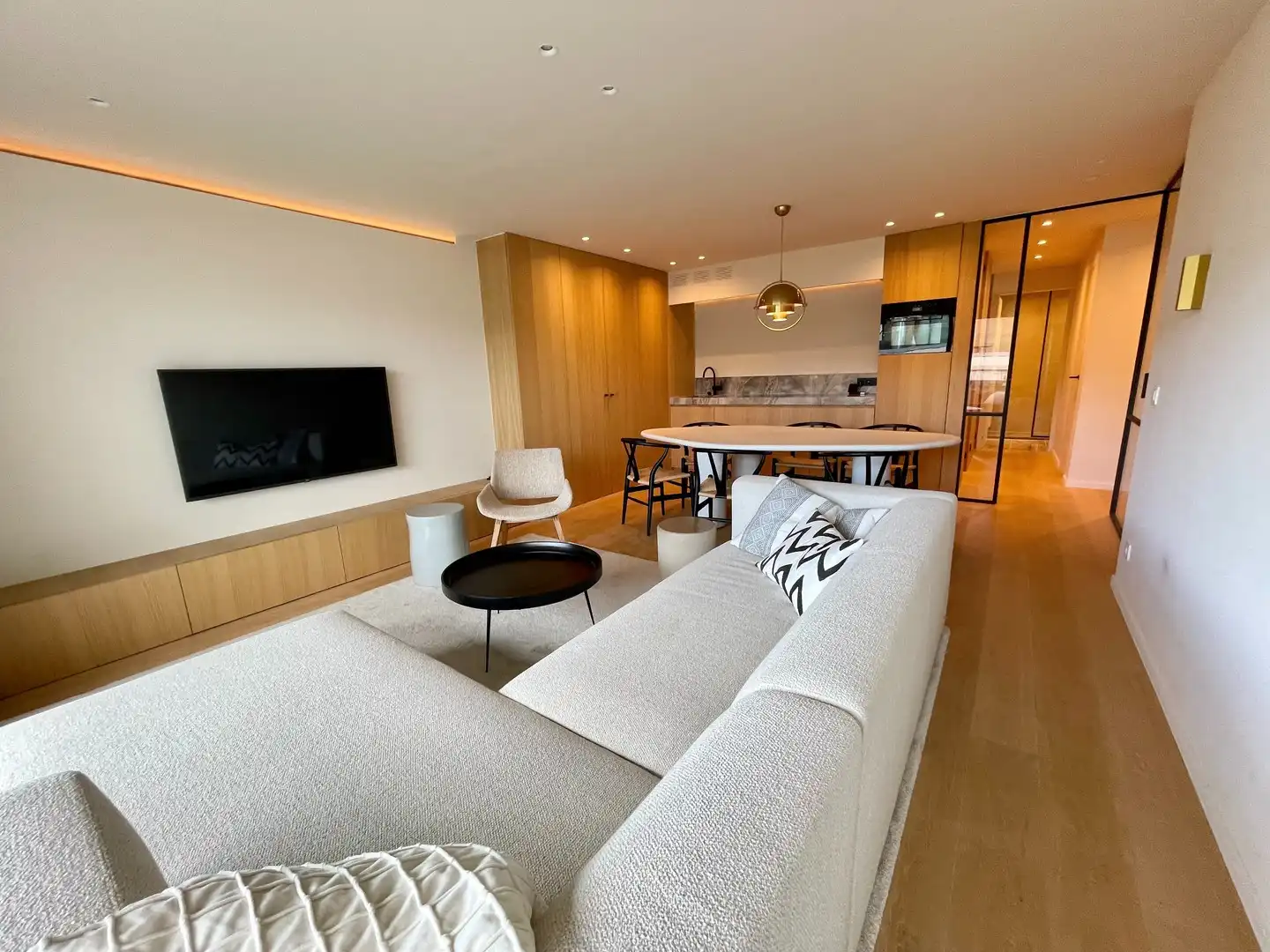 Prachtig afgewerkt, gemeubeld twee slaapkamer appartement heel goed gelegen op de Kustlaan. foto 3