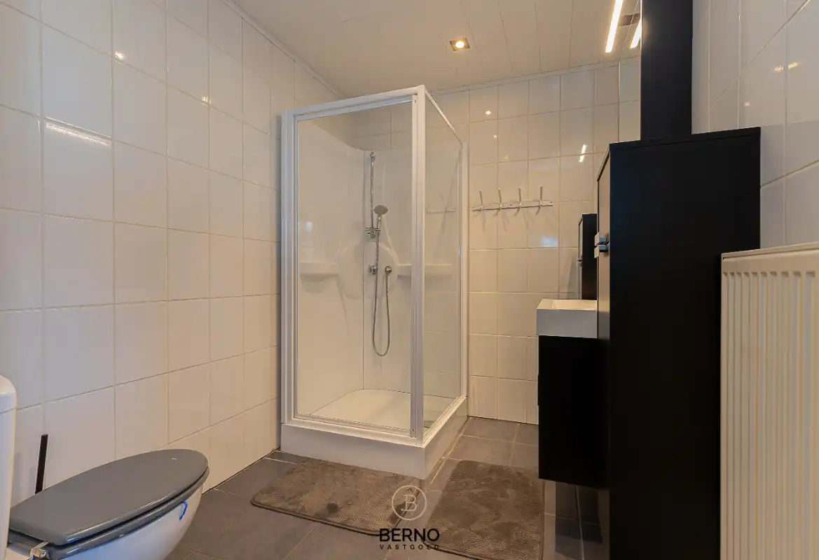 Ruime halfopen bebouwing met bijgebouw foto 15