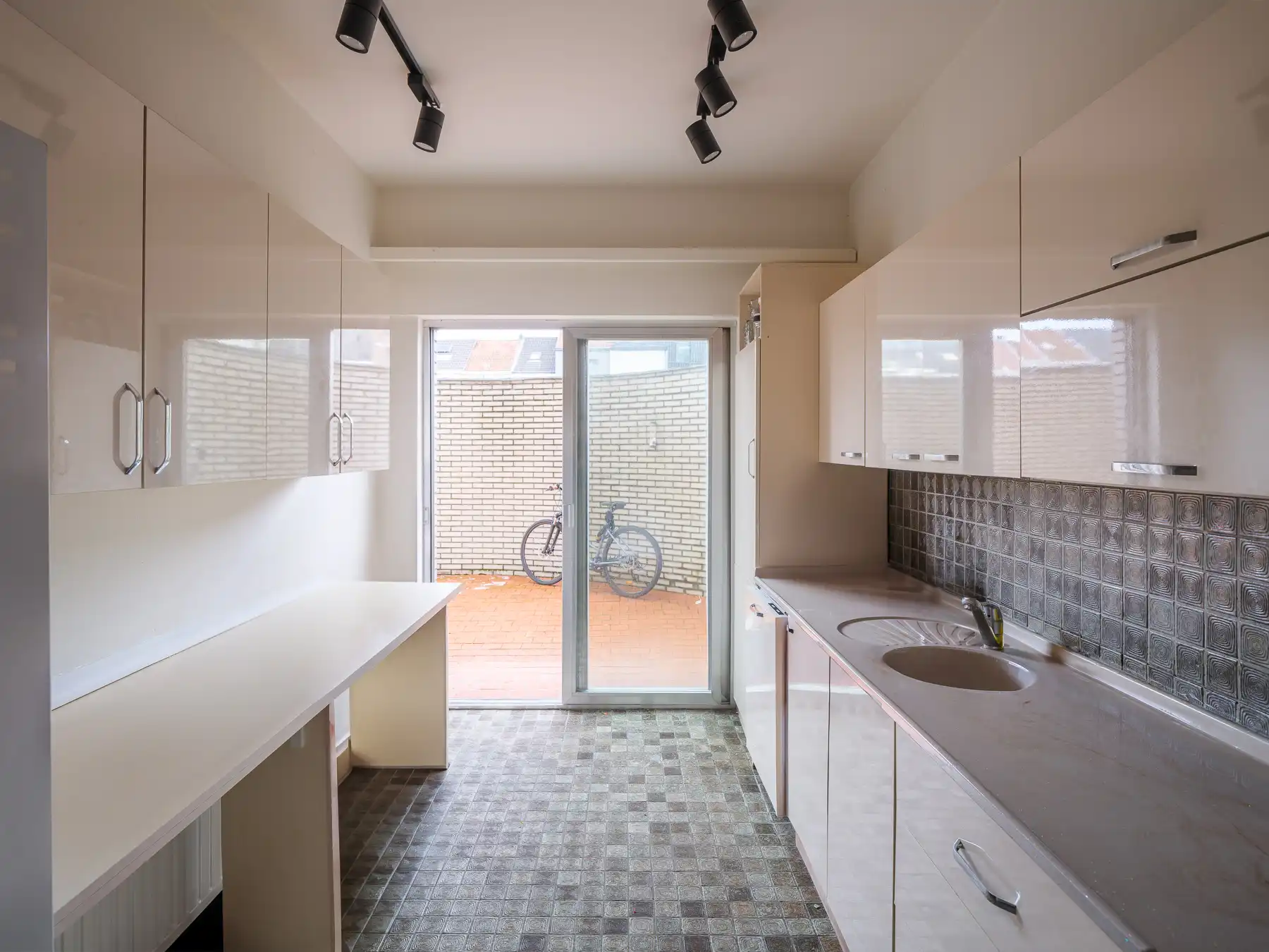 Ruim gelijkvloers appartement op toplocatie in Aalst foto 4