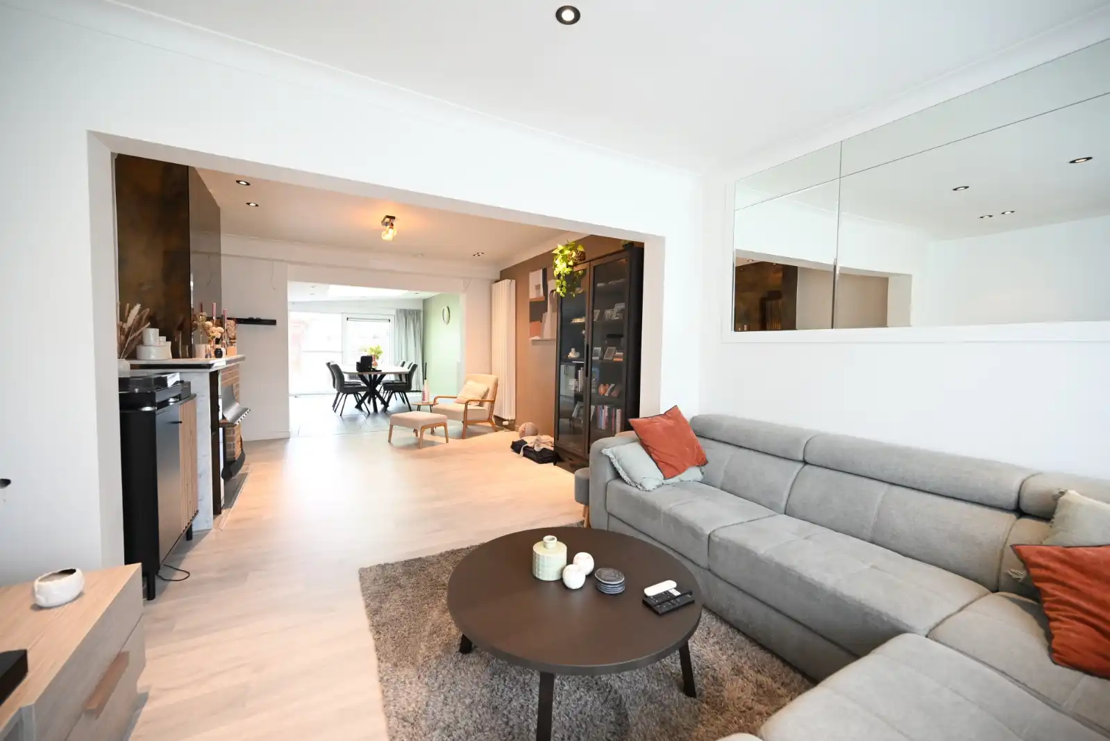 Ruime woning met 3 slaapkamers en carport foto 3