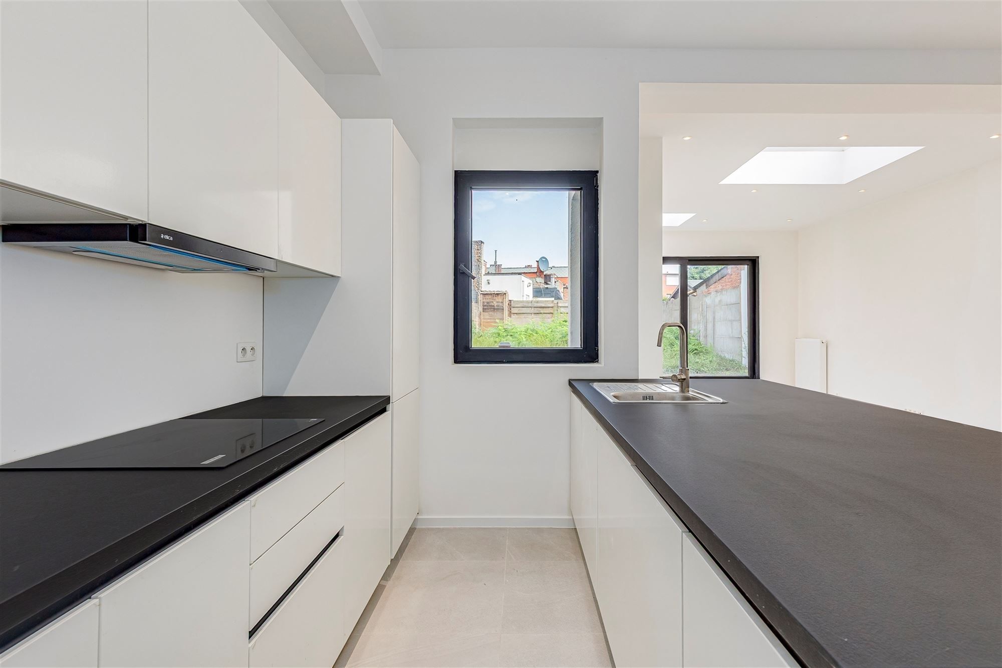 Gerenoveerd huis met 3 slpks en tuin te Hemiksem foto 11