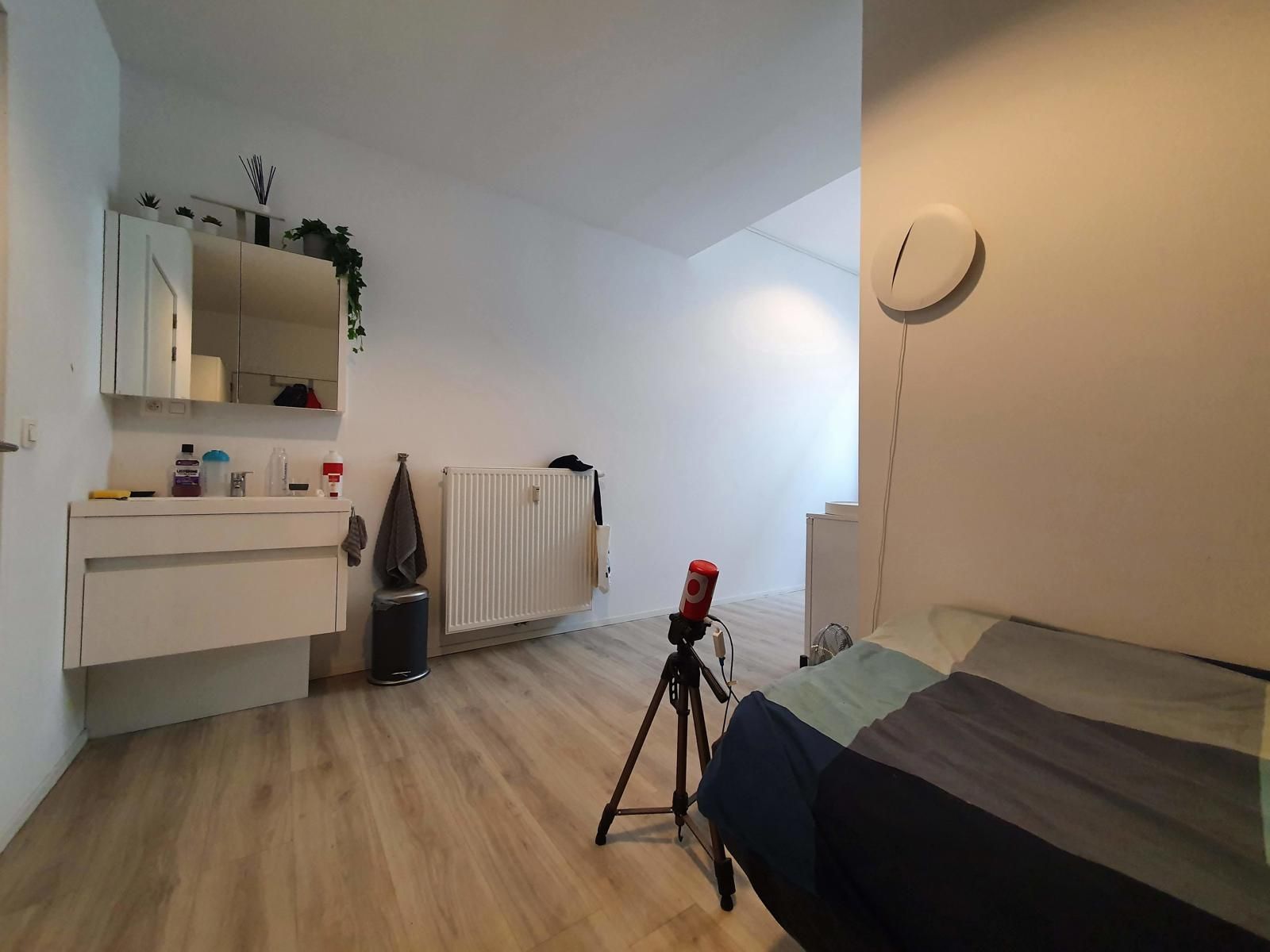 Grote moderne studentenkamer met eigen badkamer foto 6