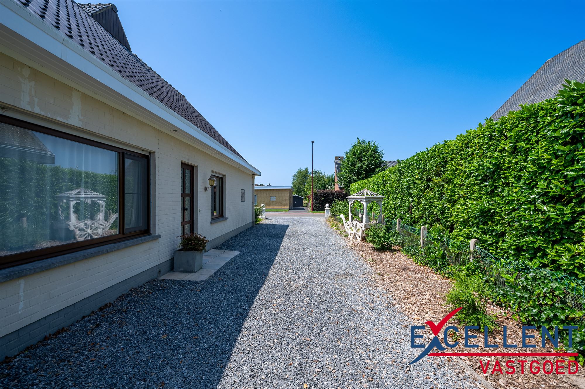 Ruime woning met veel potentieel op rustige locatie in Nevele te koop foto 2
