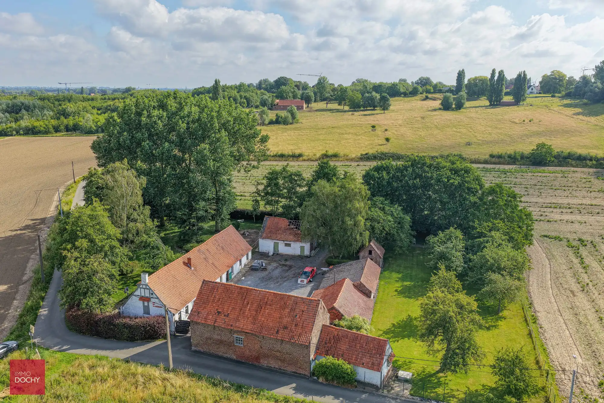 Volledig te renoveren hoeve met verschillende bijgebouwen foto 3