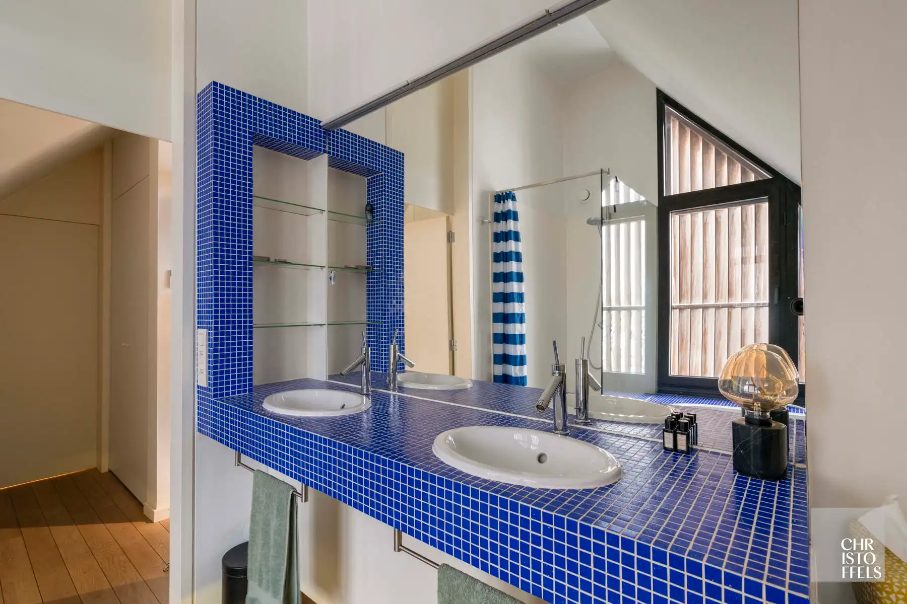 Exclusieve vierkantshoeve met buitenzwembad en vrij uitzicht op perceel van 3.213m² foto 24