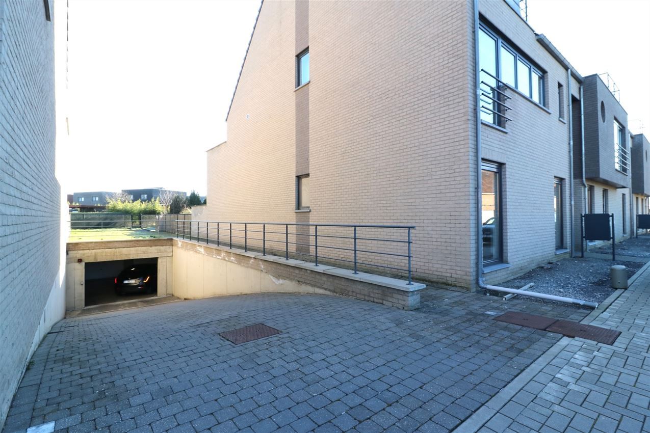 Centraal, doch rustig gelegen duplex met 2 slpk. en afgesloten garage foto 35