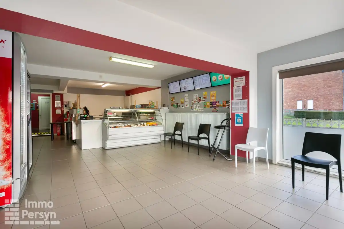 Commercieel pand (inclusief handelsfonds) met instapklaar appartement en achterliggend perceel foto 3
