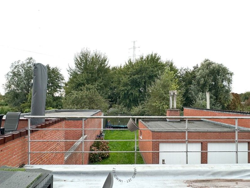 Appartementsgebouw met twee wooneenheden, garages en tuin foto 25