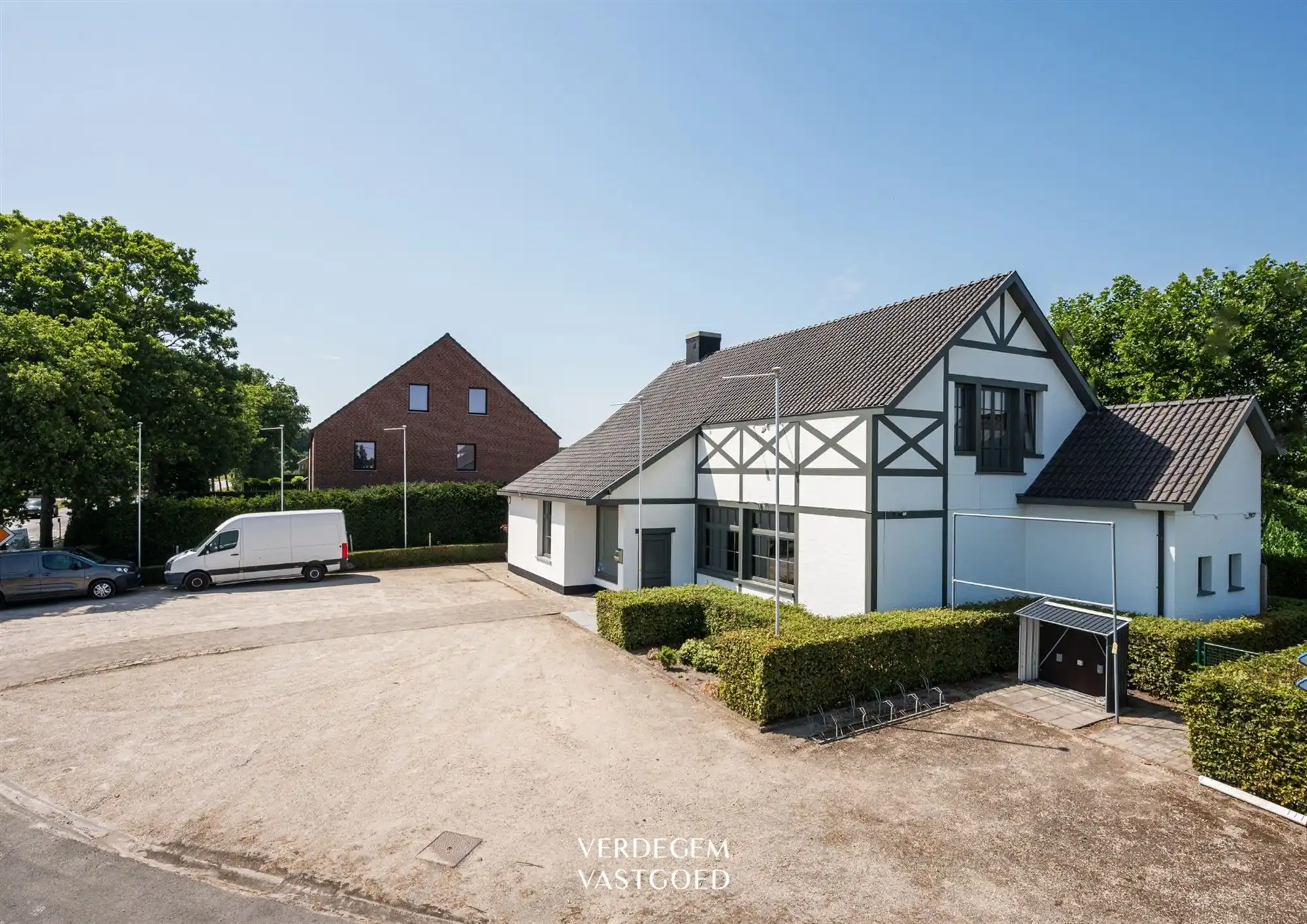 Uiterst commercieel gelegen handelspand met woonst voor horeca of kantoren foto 2