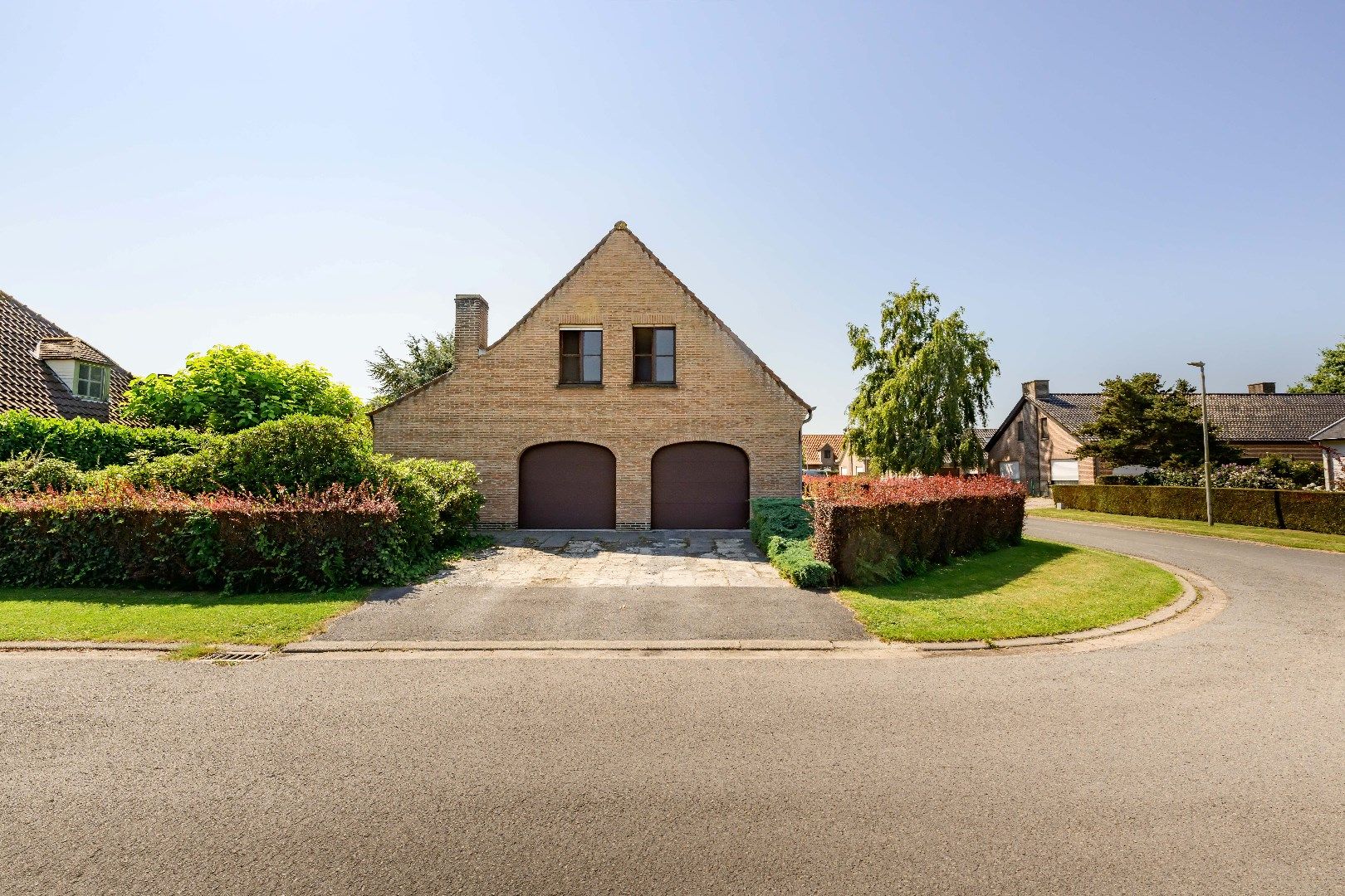 RUSTIG GELEGEN ALLEENSTAANDE WONING OP 654 m² | 3 SLPKS | DUBBELE GARAGE foto 5