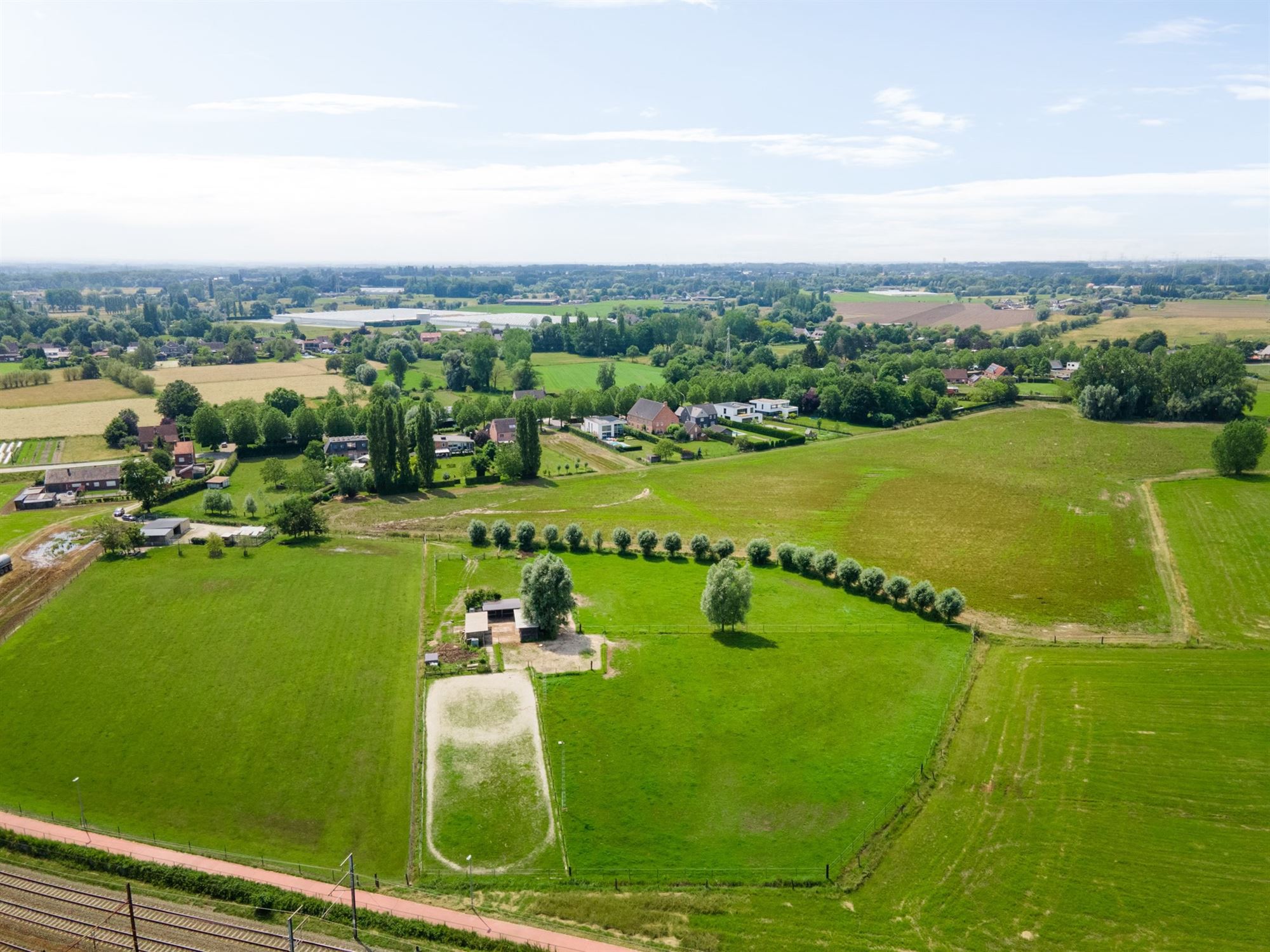 Prachtige paardenweide met stallen en piste foto 5