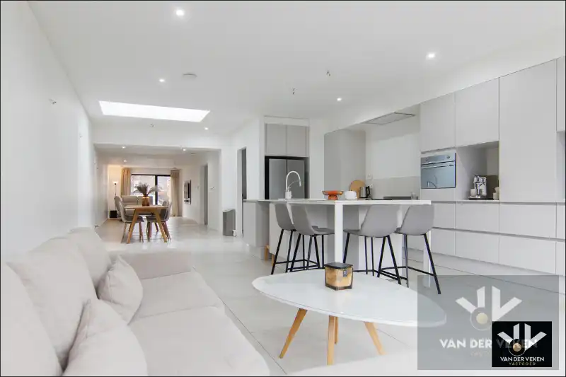 Voll gerenoveerde woning met 5 slpk 3 badk foto 5