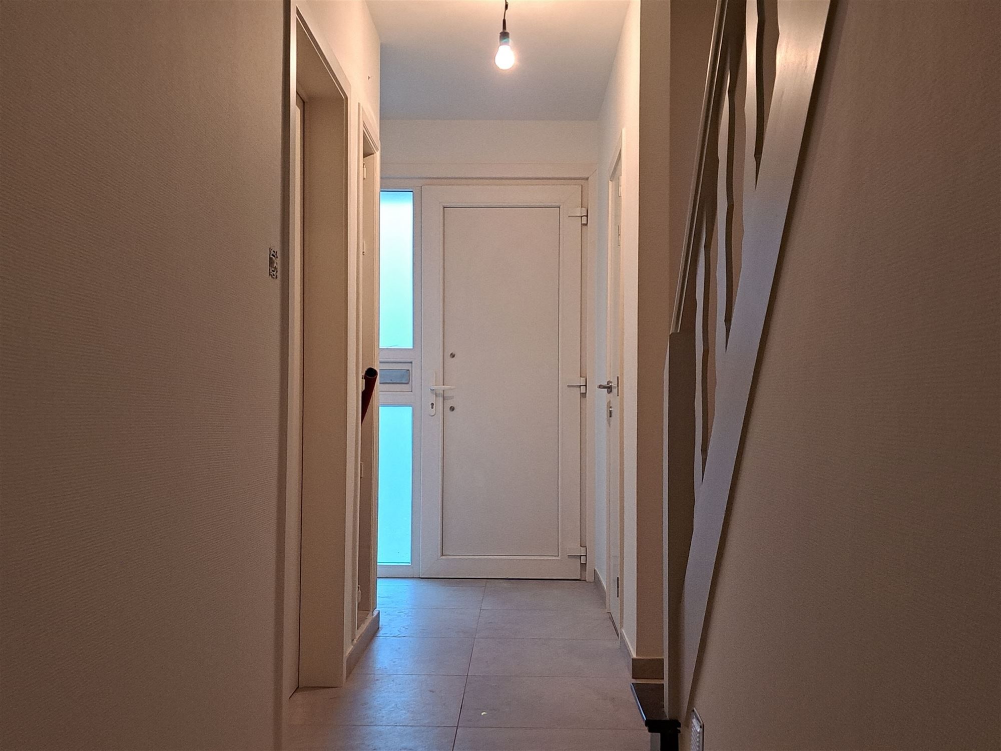 Gerenoveerde woning met 2 slaapkamers en dressing/bureel. Mooie tuin met tuinhuis. Instapklaar. foto 2