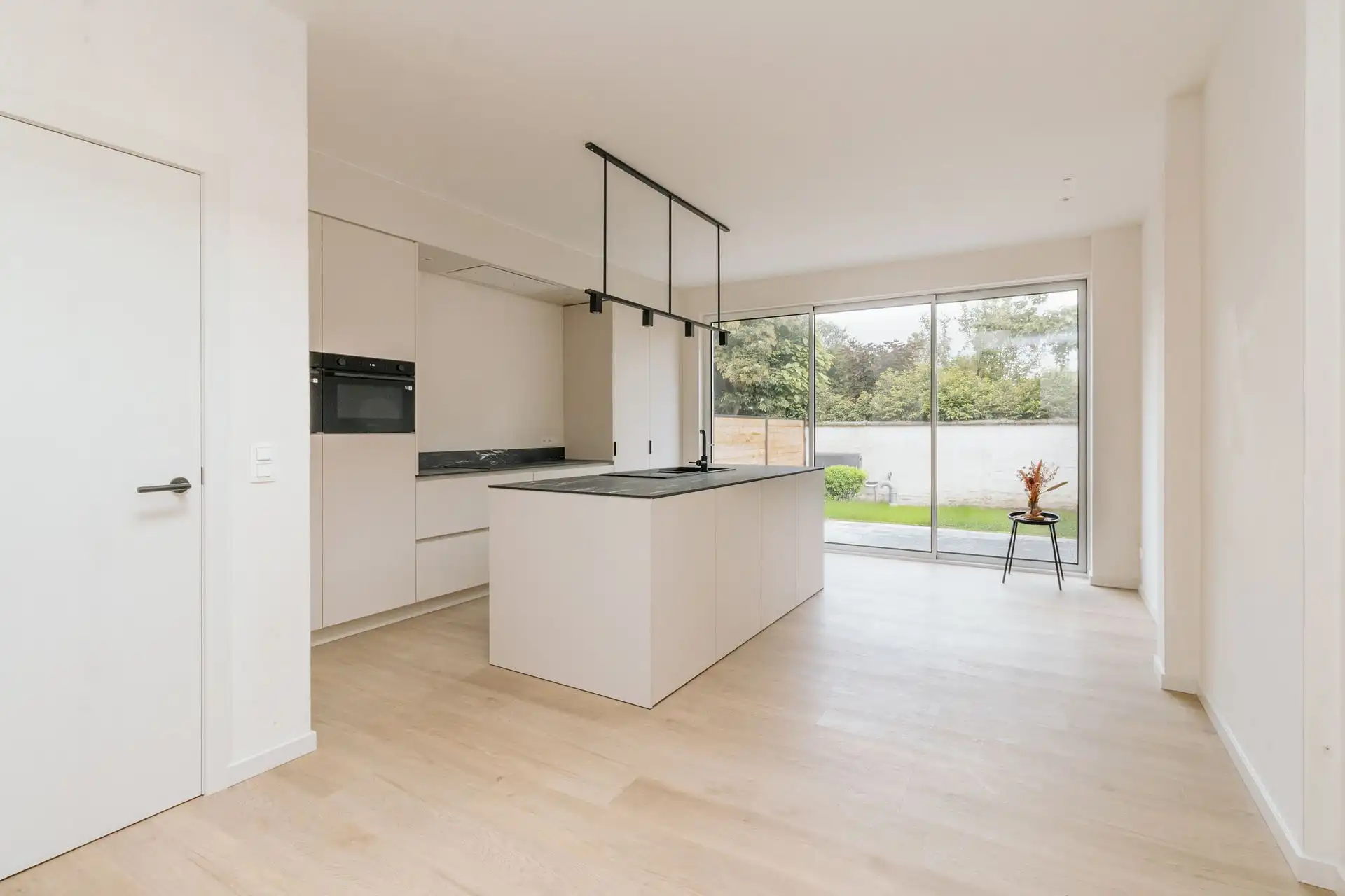 Prachtig gerenoveerde woning met 3 slaapkamers en tuin foto {{pictureIndex}}
