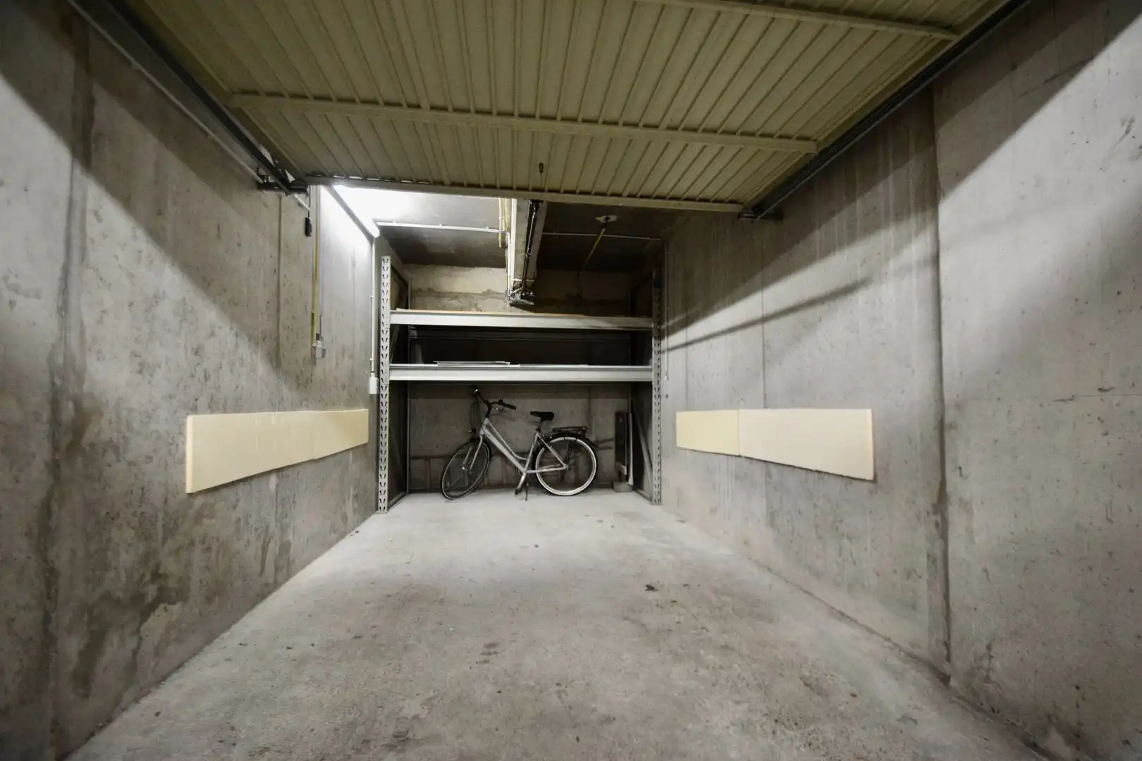 Garagebox te huur, goed gelegen in de Kustlaan nabij de winkels. foto 4