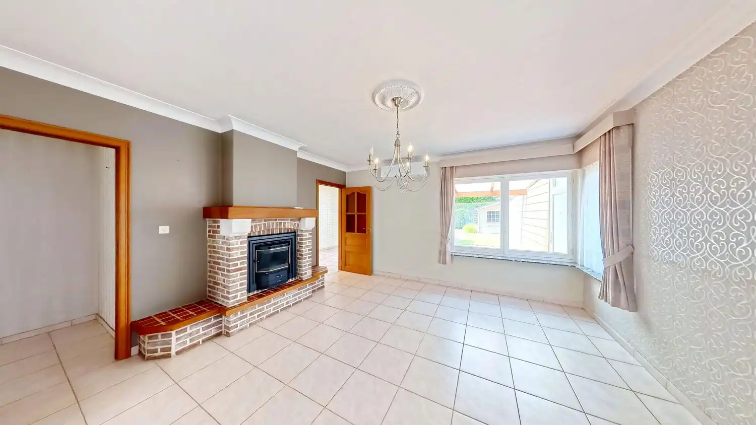Ruime halfopen woning met garage te koop! foto 2