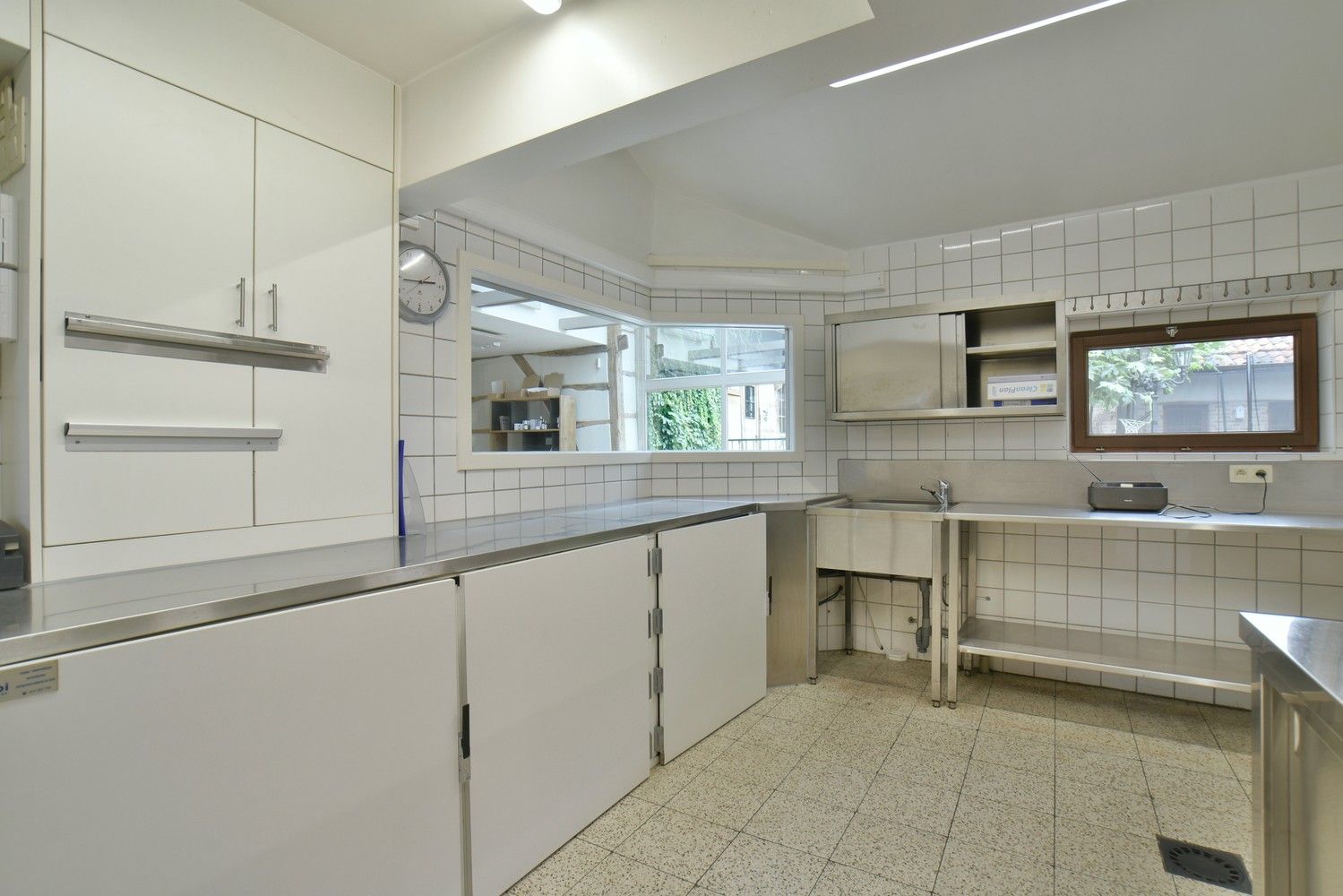 Feestzaal / restaurant, met ruime parking en woning op een domein van maar liefst van 74a. foto 14