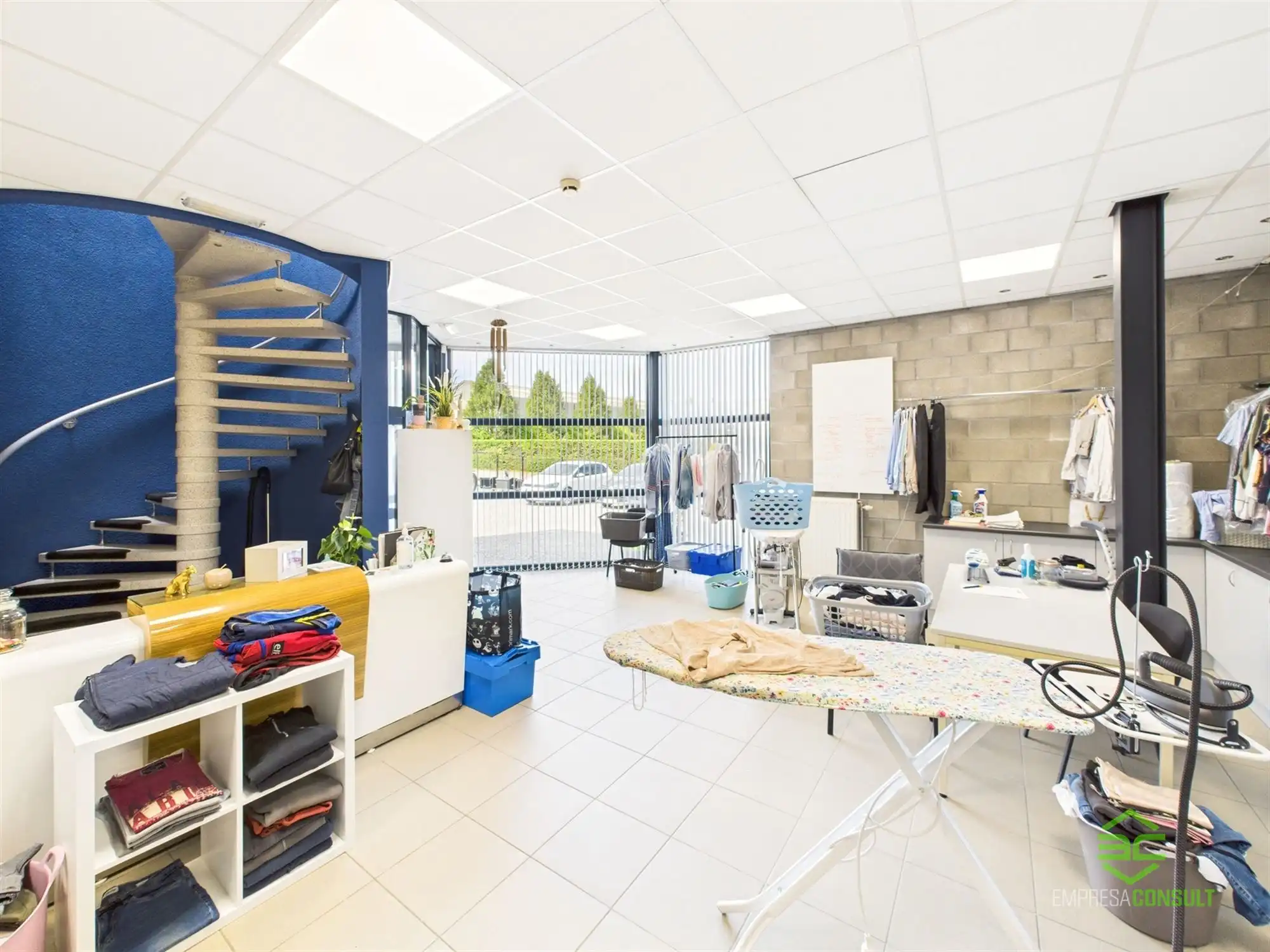 Instapklare werkplaats van 355m² met toonzaal en conciërgewoning! foto 14