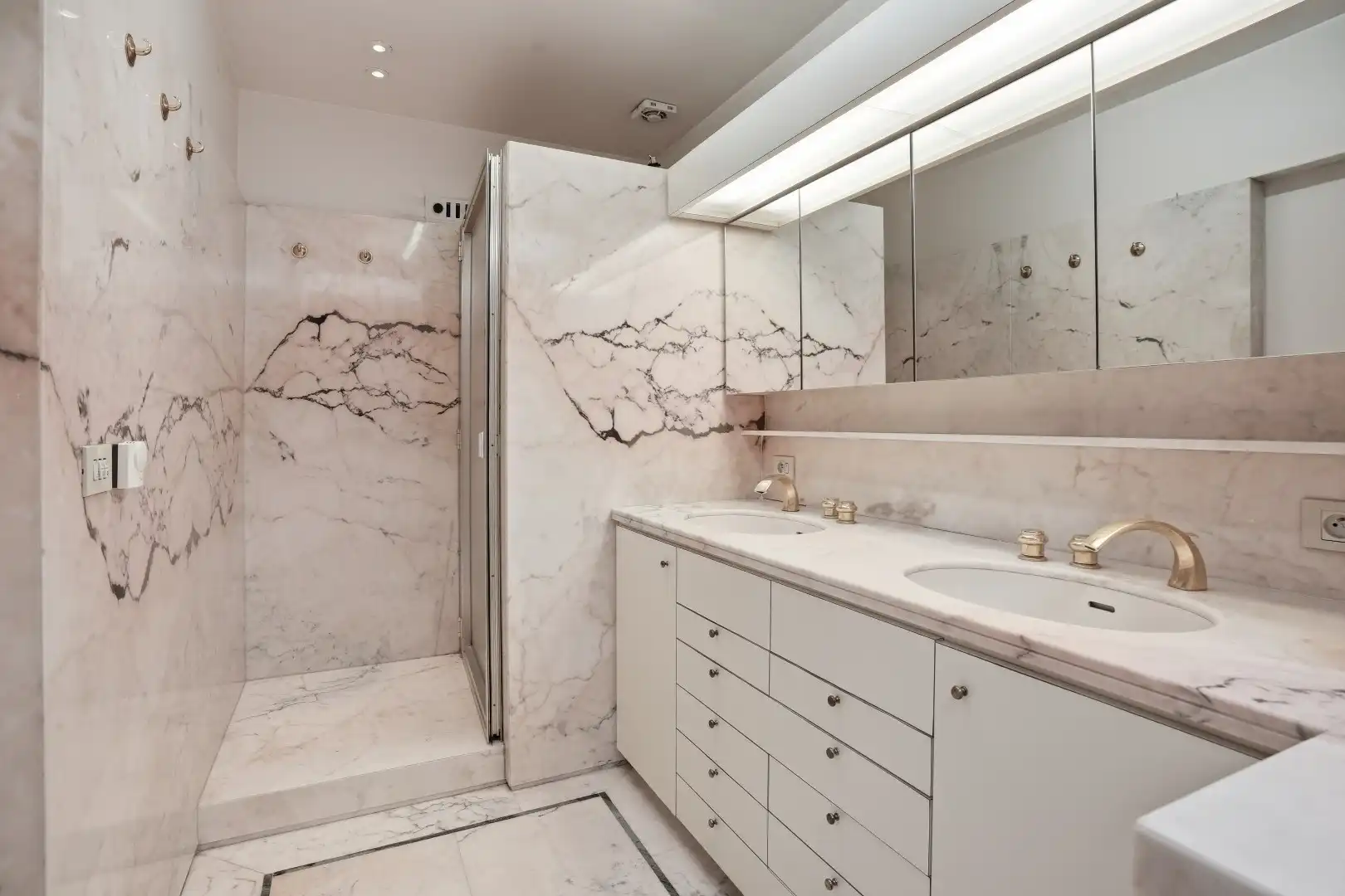 Statige woning te koop in centrum Stasegem, onder de kerktoren op 1000 m² grond, afgewerkt met authentieke en kwaliteitsvolle materialen. foto 23