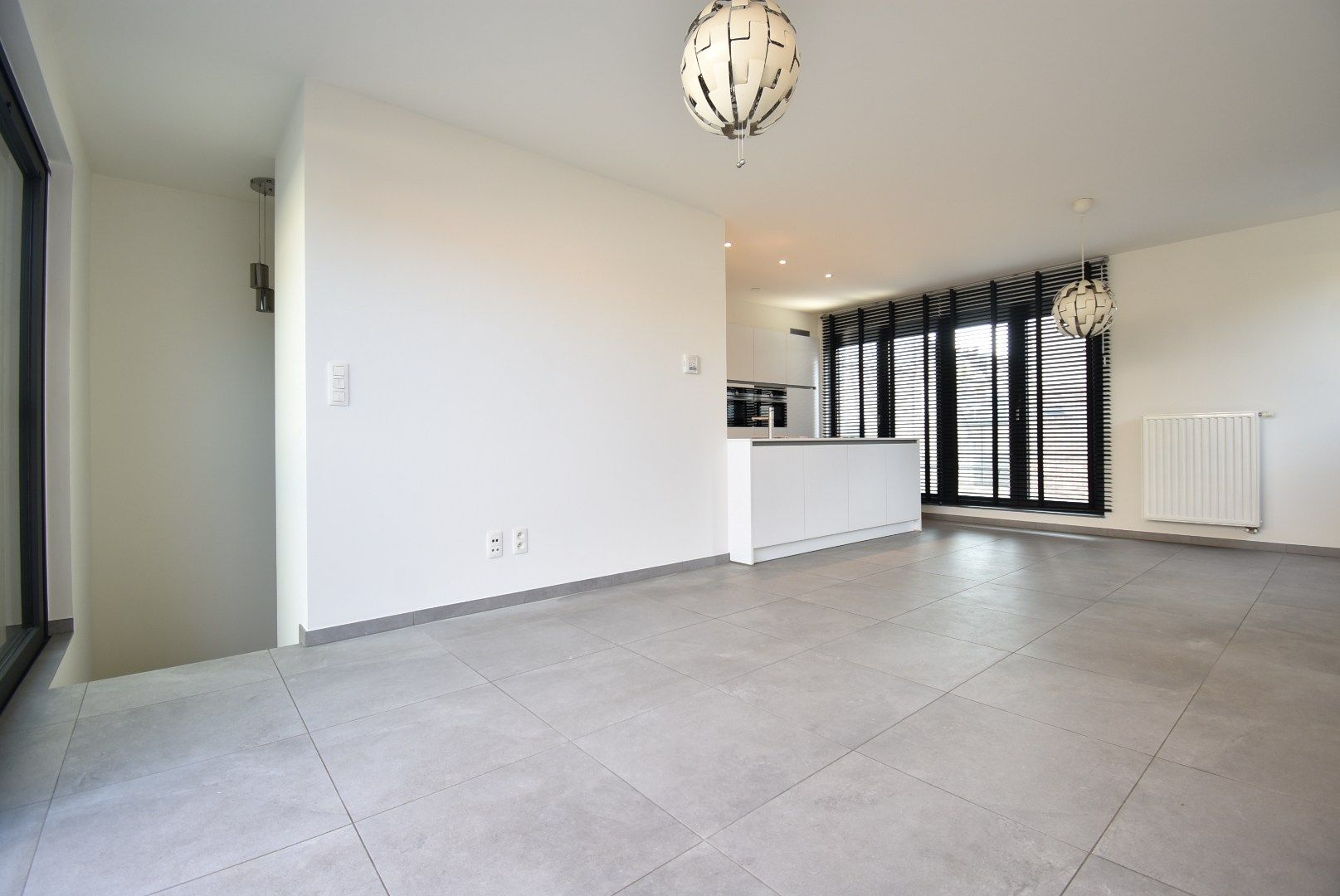 Knap afgewerkt duplexappartement met twee slaapkamers, terras, berging en standplaats vlak aan het dorpsplein van Hoeselt foto 7