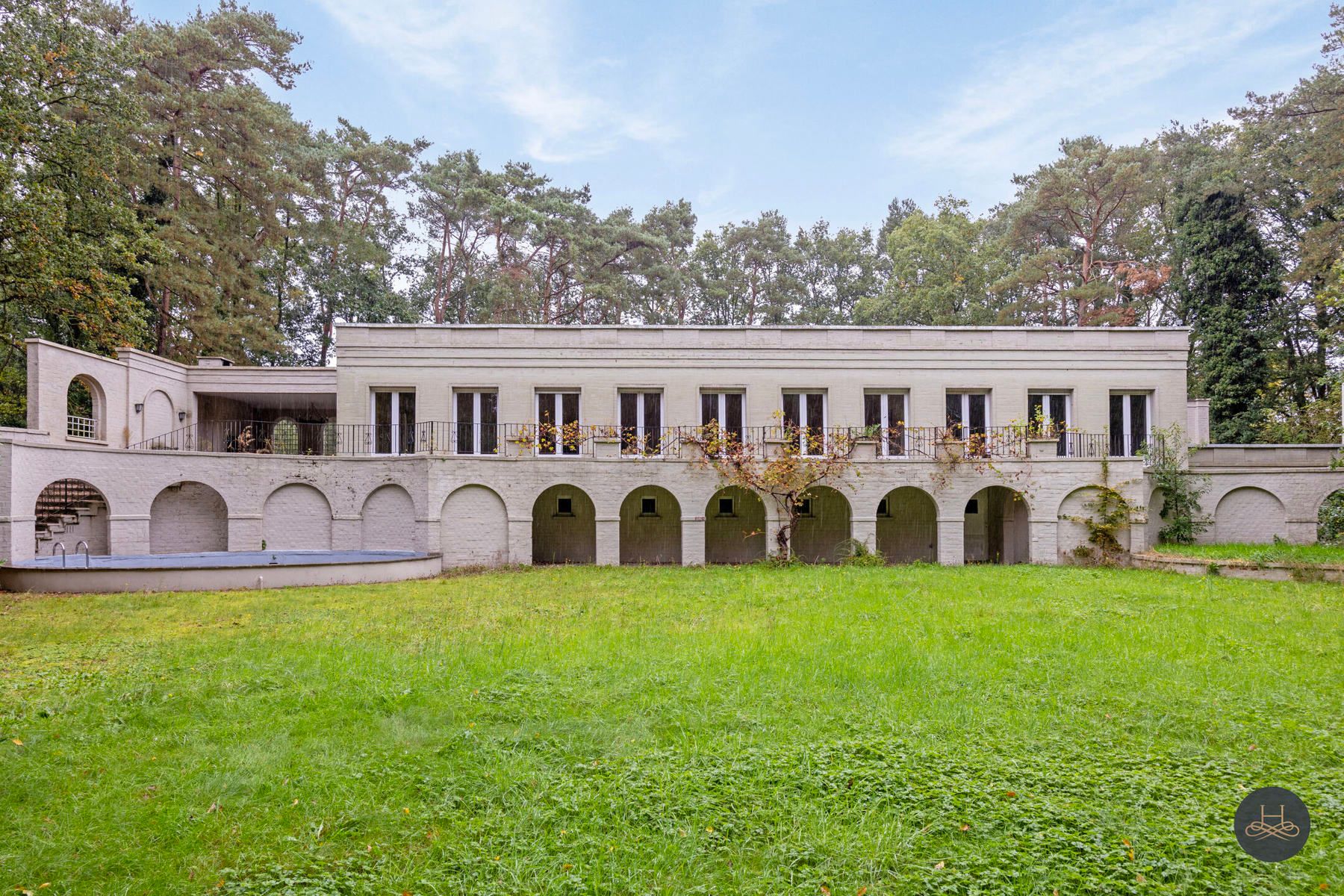 Unieke kasteelvilla als prachtig renovatieproject foto 14