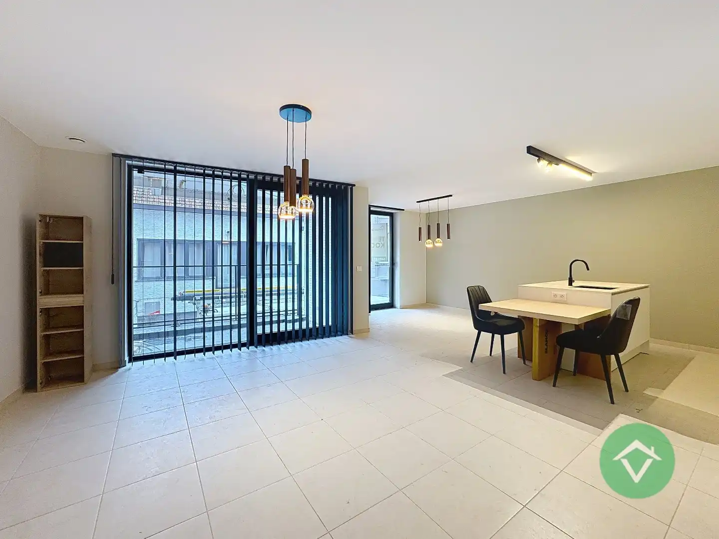 Volledig geschilderd Instapklaar appartement met garage in centrum Koekelare foto 4