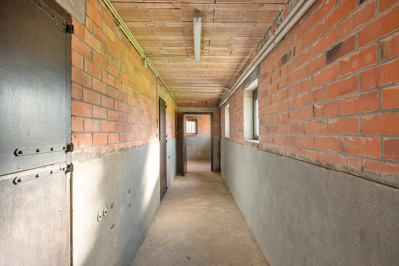 Unieke eigendom met 2 schuren, kapschuur, paardenstal en verzichten foto 8