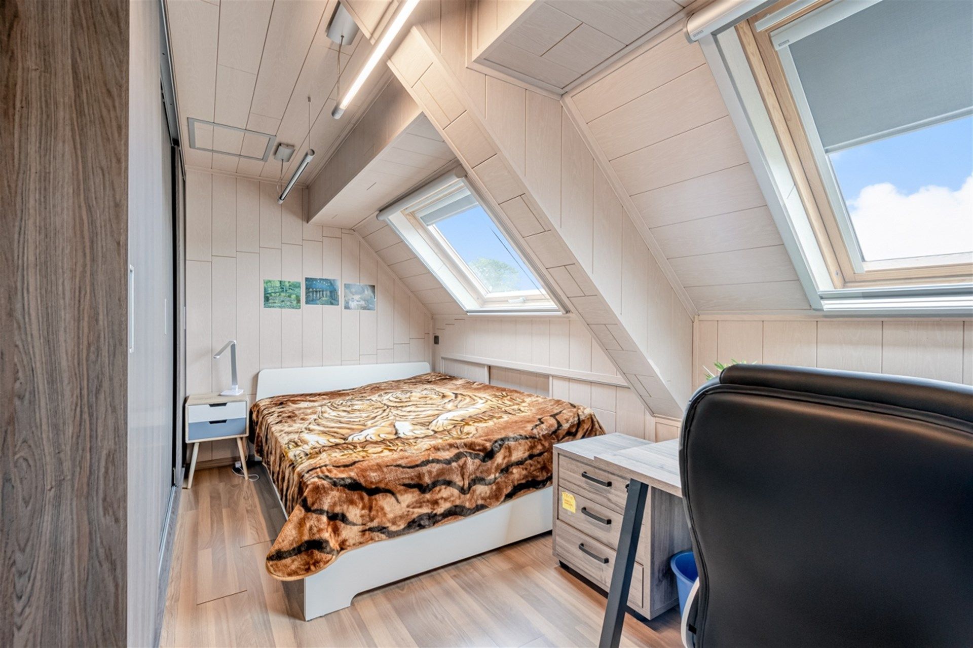 Ruime halfopen bebouwing met 4 slaapkamers, grote tuin en dubbele garage foto 15