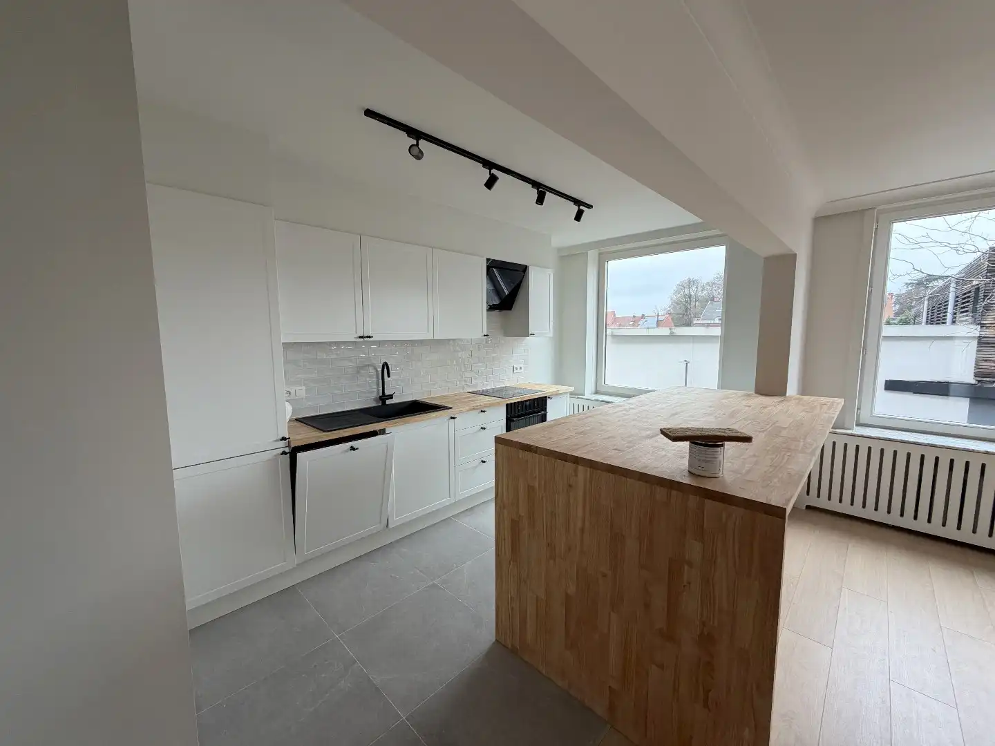 Gerenoveerd appartement met 2 slaapkamers, zonnig terras, kelderberging in Kortrijk foto 3