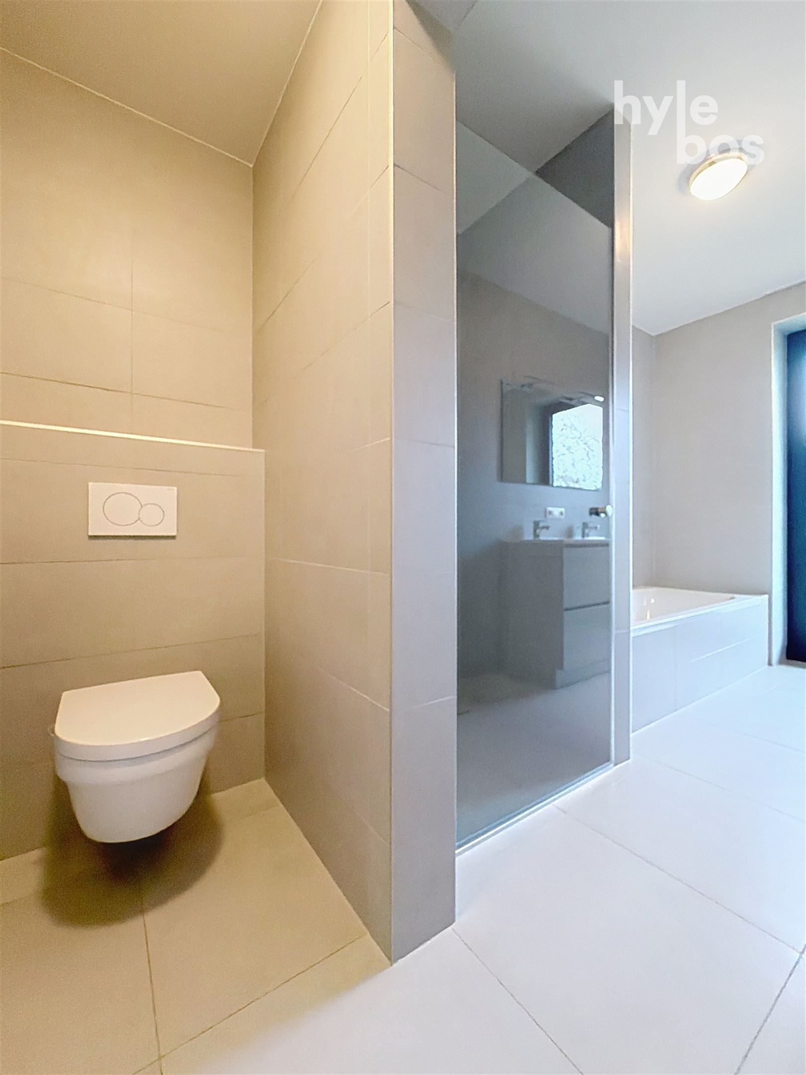 Instapklaar 2 slaapkamer appartement met garage foto 10