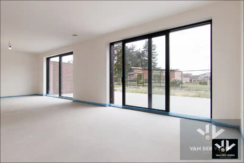 Ruim gelijkvloers nieuwbouwappartement met 2 slaapkamers, terras en een mooie tuin op een goed bereikbare locatie! foto 4