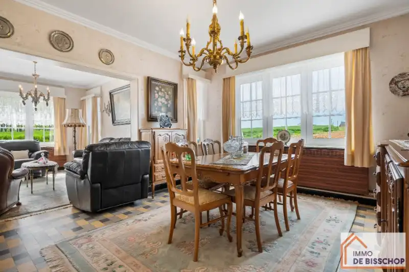 Karaktervolle woning met 3 slaapkamers, grote tuin en garage foto 2