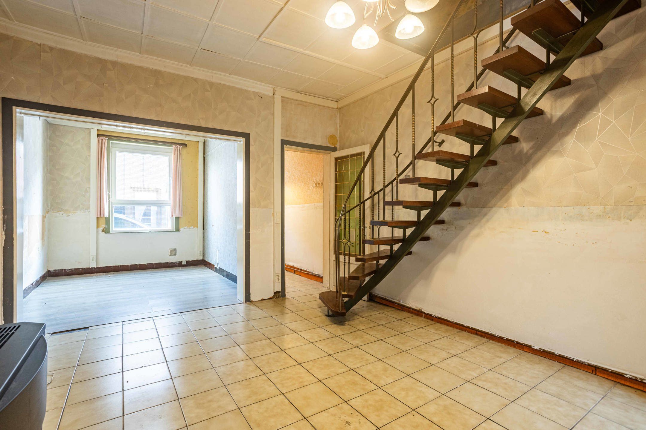 Te renoveren woning met terras op interessante locatie! foto 4