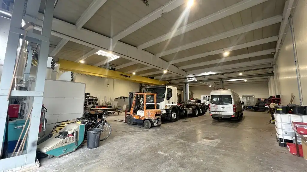 Magazijn met rolbrug en kantoren nabij N47 in Zele foto 3